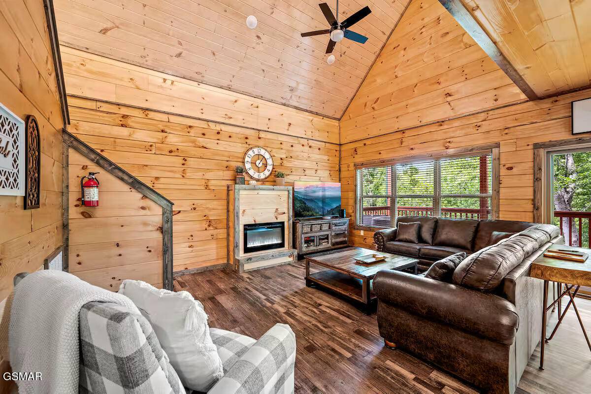 Sevierville, TN 37876,2105 Wingspan DR