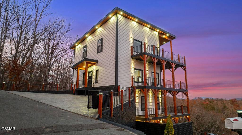 Gatlinburg, TN 37738,611 IVY RD