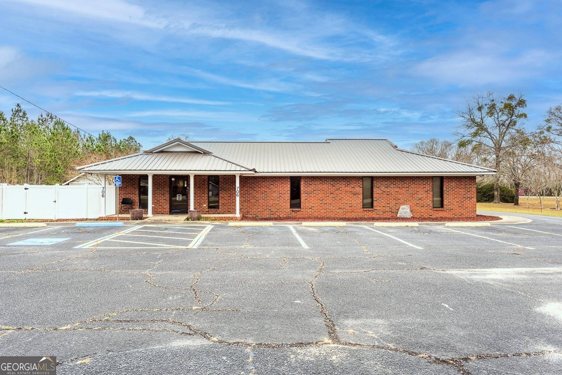 Glennville, GA 30427,706 W Barnard ST