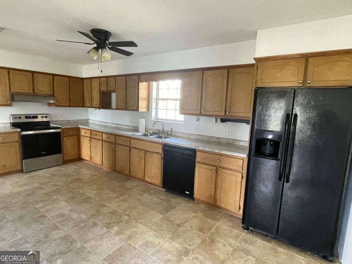 Glennville, GA 30427,714 E Simon ST