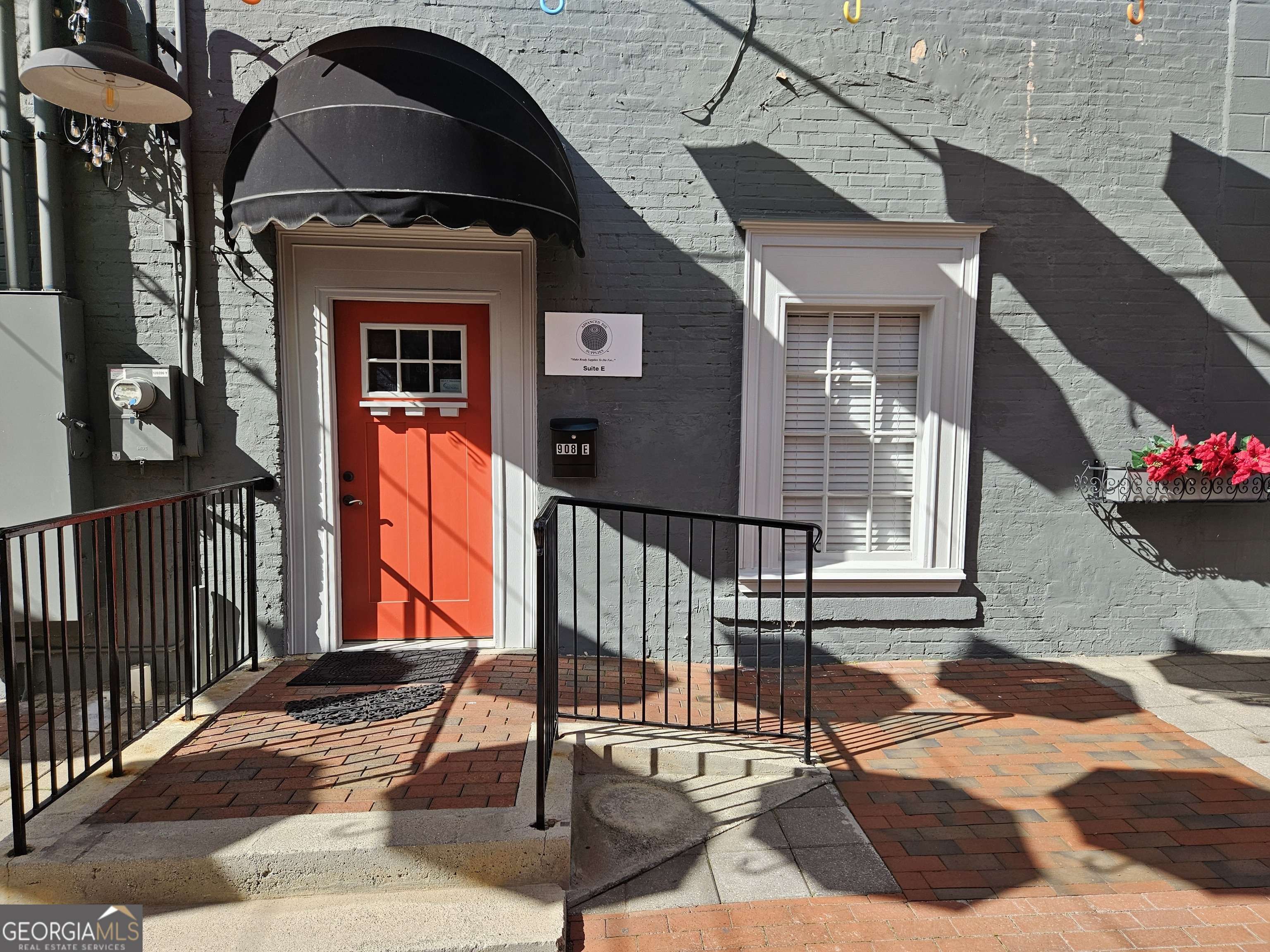 Conyers, GA 30012,908 E Commercial Street