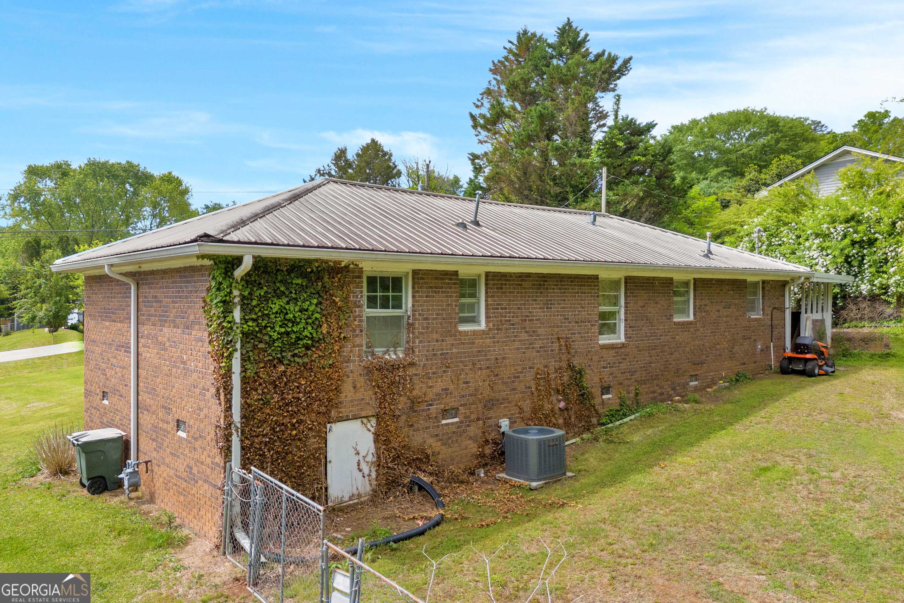 Toccoa, GA 30577,415 Scenic DR