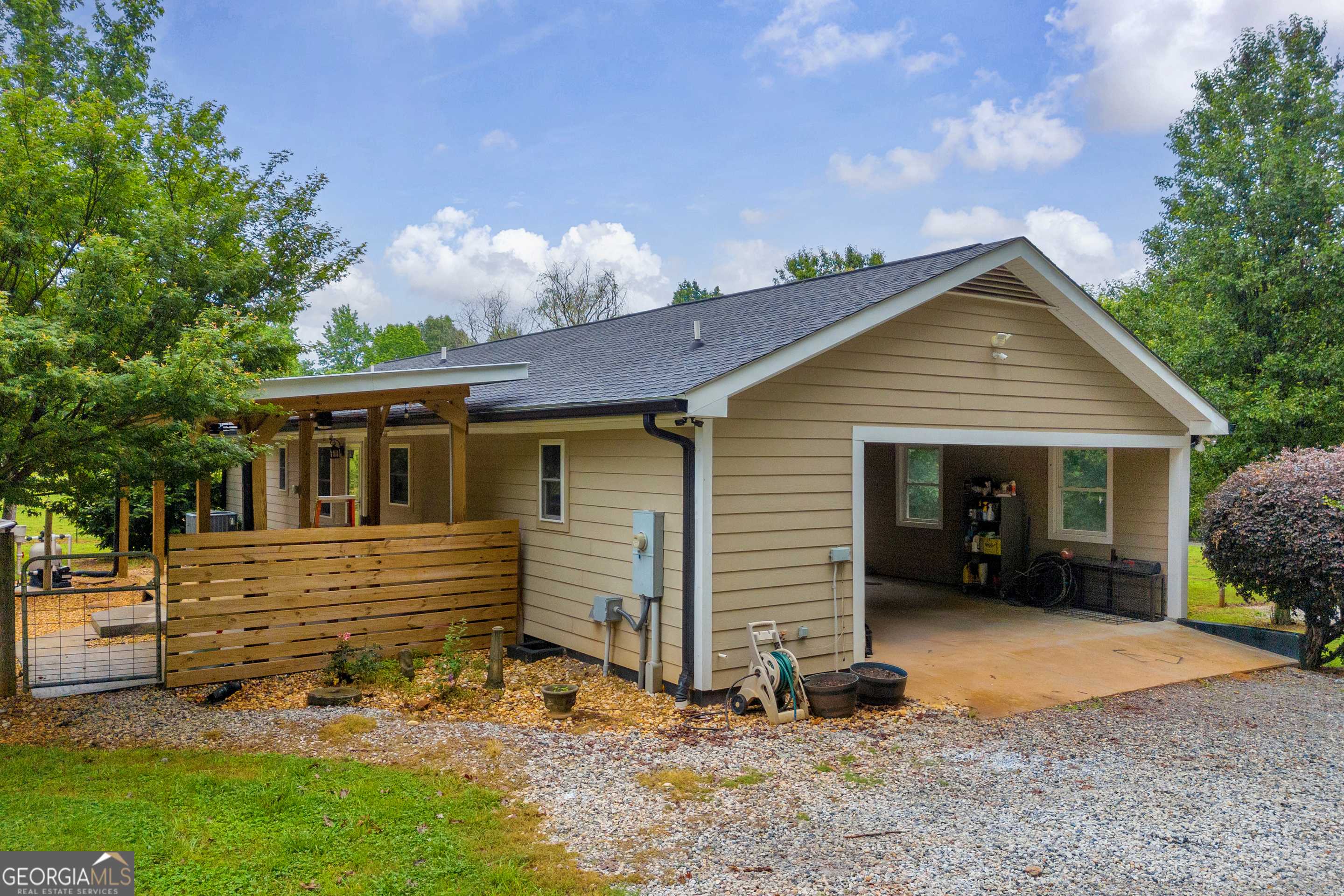 Lavonia, GA 30553,241 Thomas RD
