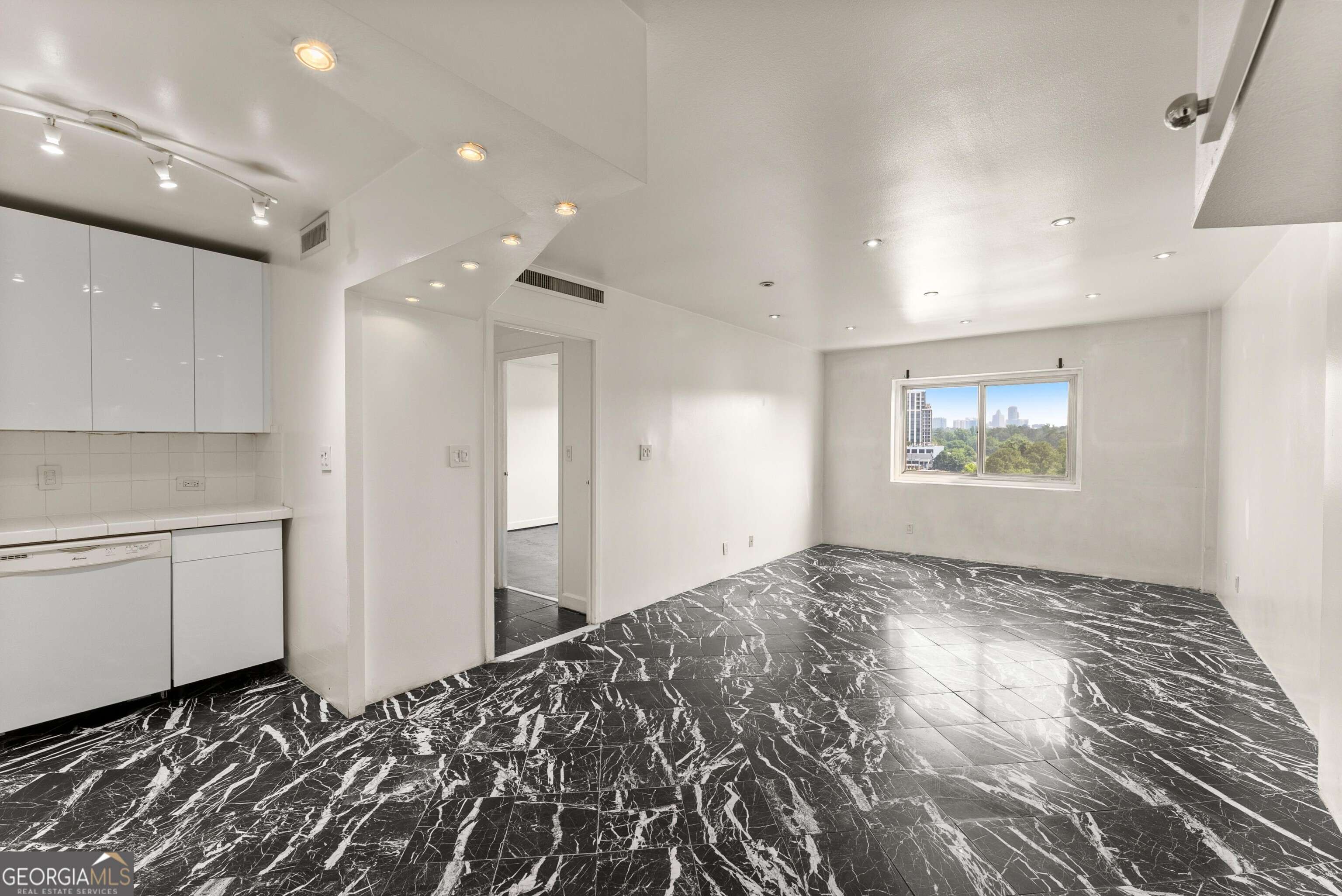 Atlanta, GA 30305,2285 Peachtree RD NE #801