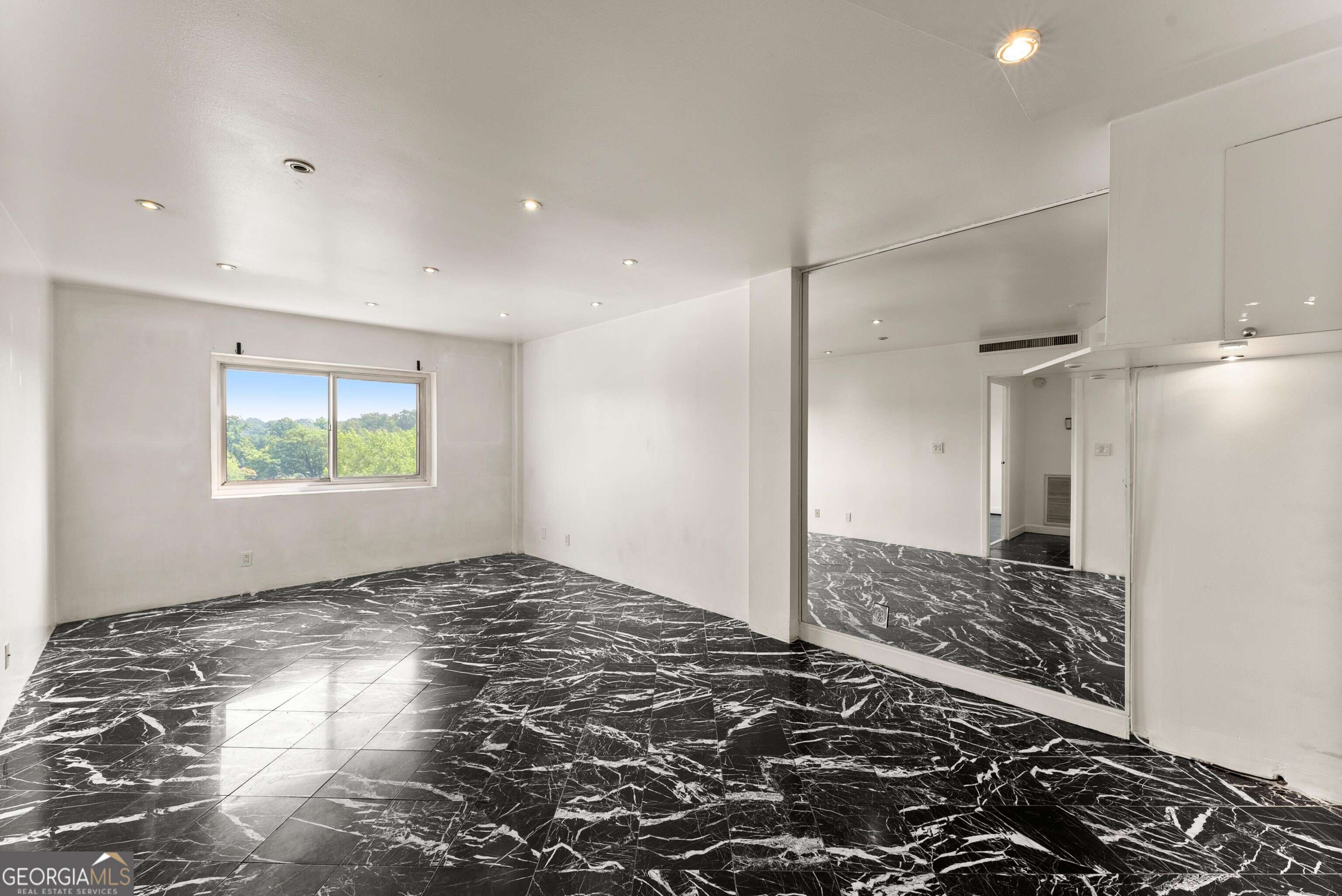 Atlanta, GA 30305,2285 Peachtree RD NE #801