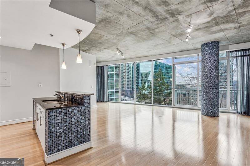Atlanta, GA 30309,950 W Peachtree ST NW #812
