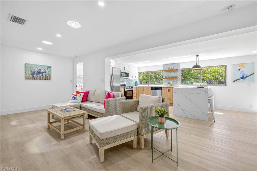 Sanibel, FL 33957,1105 Skiff PL