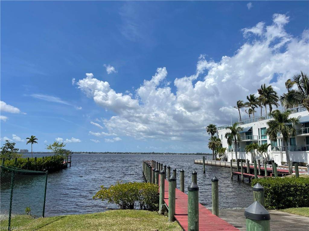 Fort Myers, FL 33916,3000 Oasis Grand BLVD #UPH5