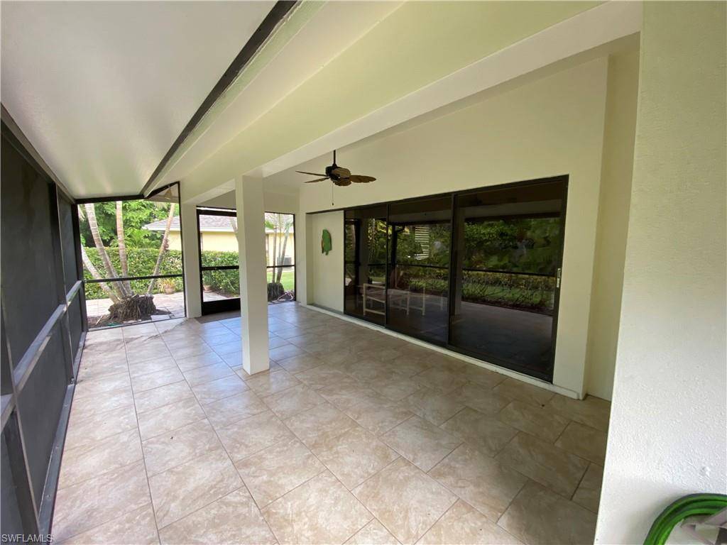 Naples, FL 34110,1399 Park Lake DR #20-R