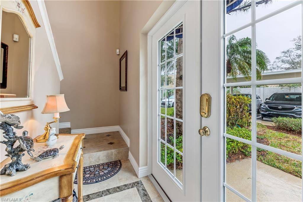 Naples, FL 34108,887 Gulf Pavilion DR #204