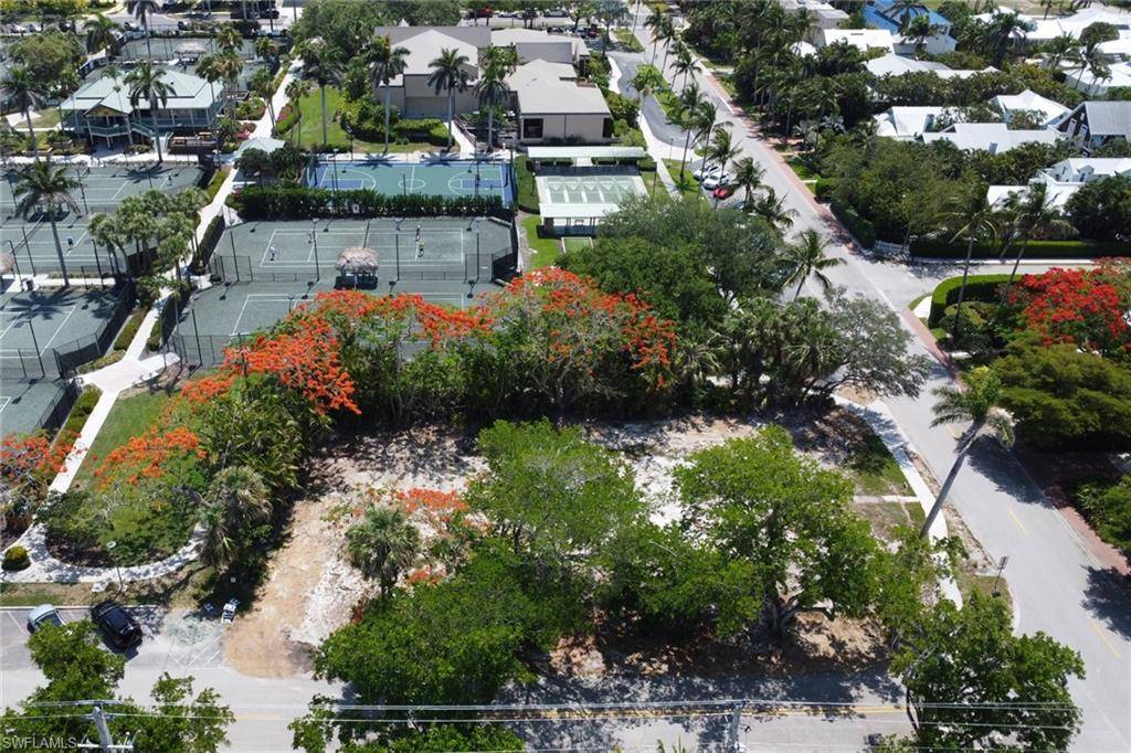 Naples, FL 34102,675 8TH AVE S