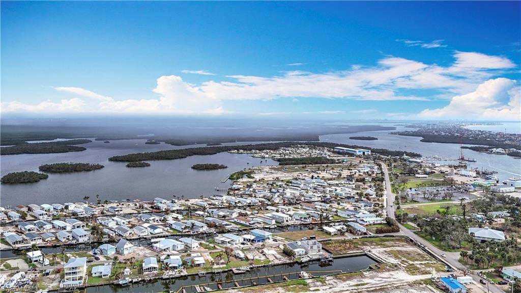 Fort Myers Beach, FL 33931,850 Oak ST