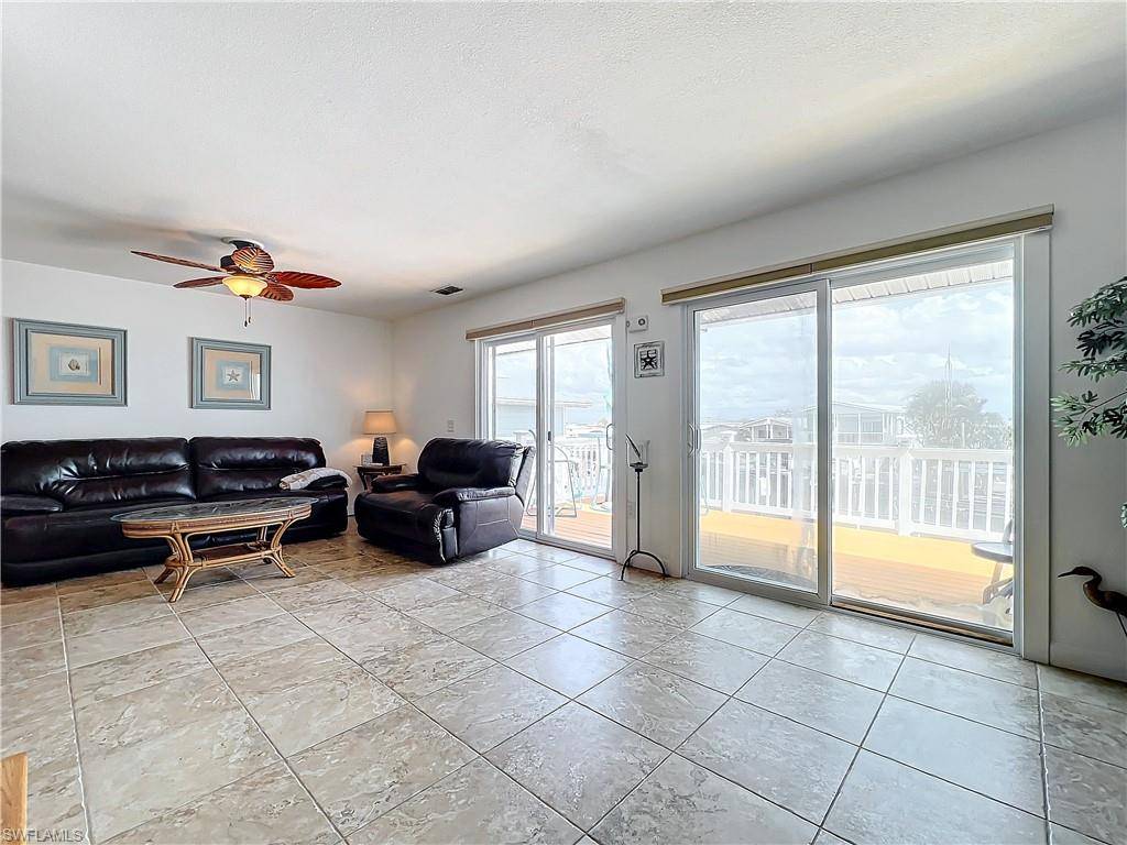 Fort Myers Beach, FL 33931,850 Oak ST