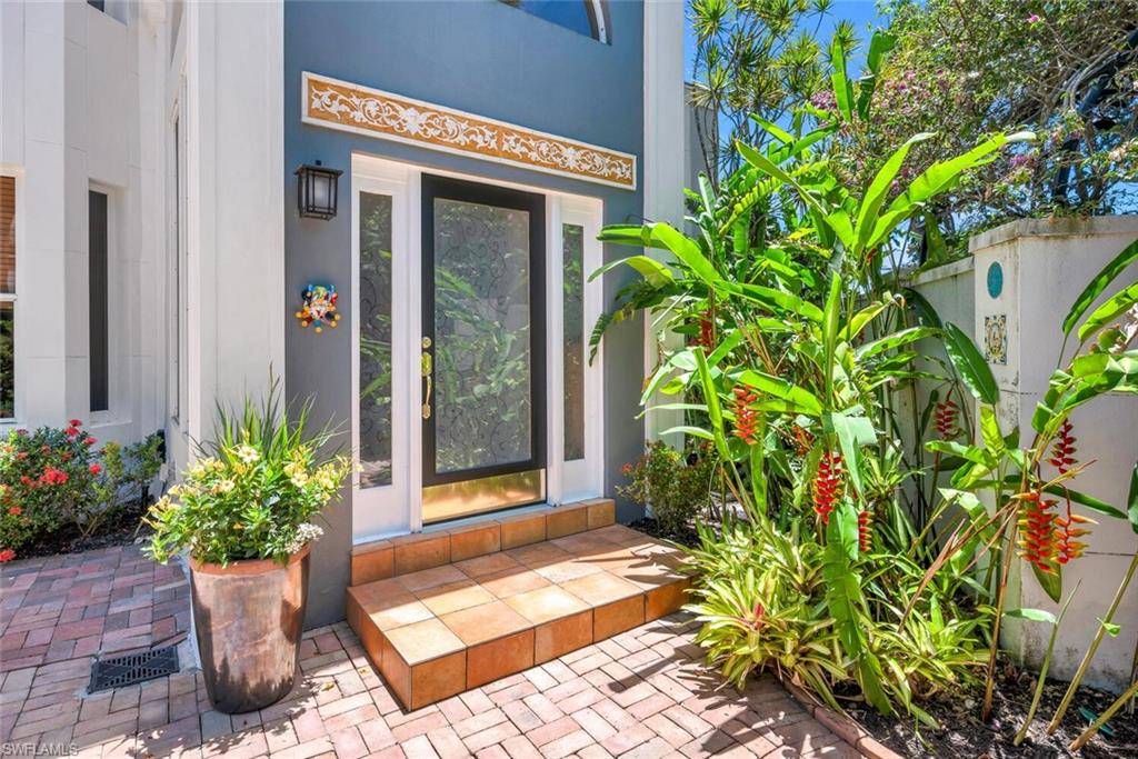 Naples, FL 34102,1155 4th ST S