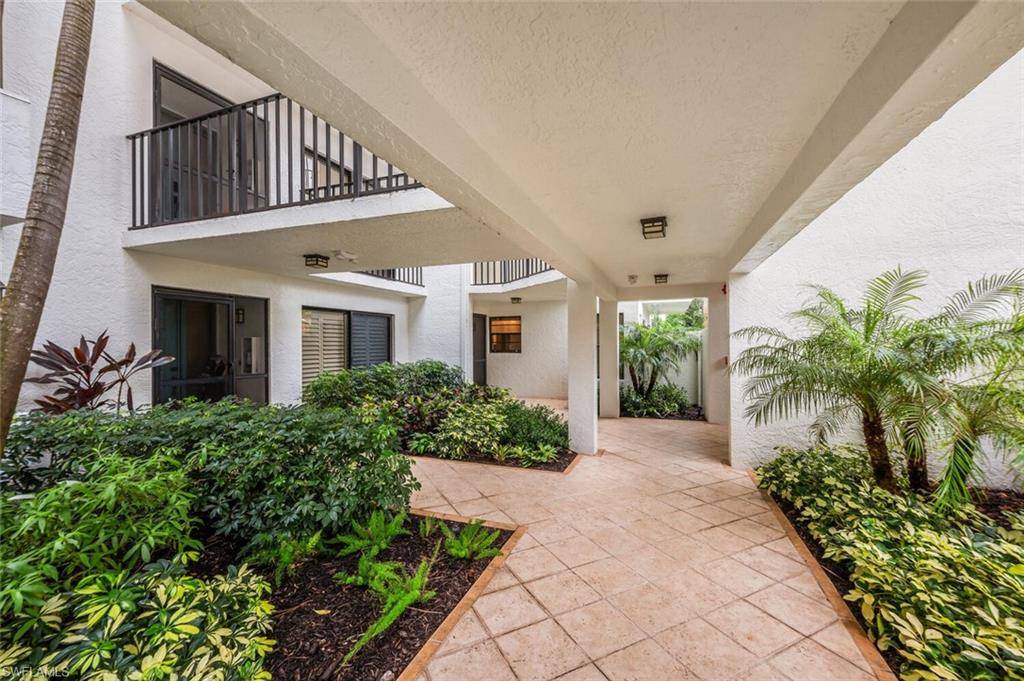 Naples, FL 34108,5880 Via Lugano #104