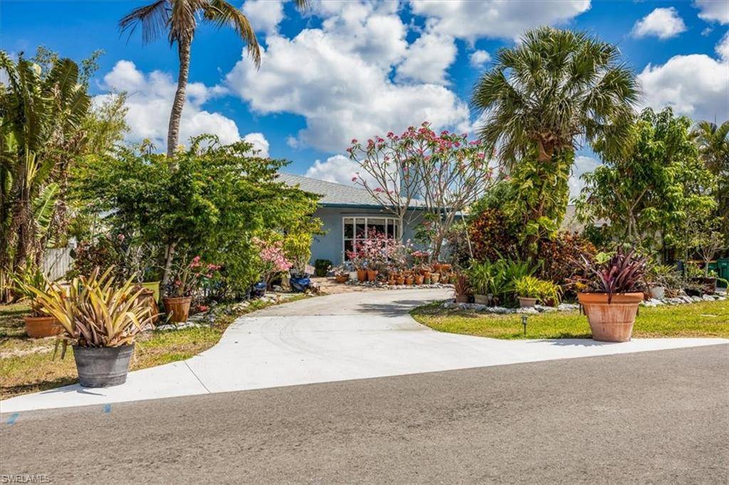 Naples, FL 34108,813 105th AVE N