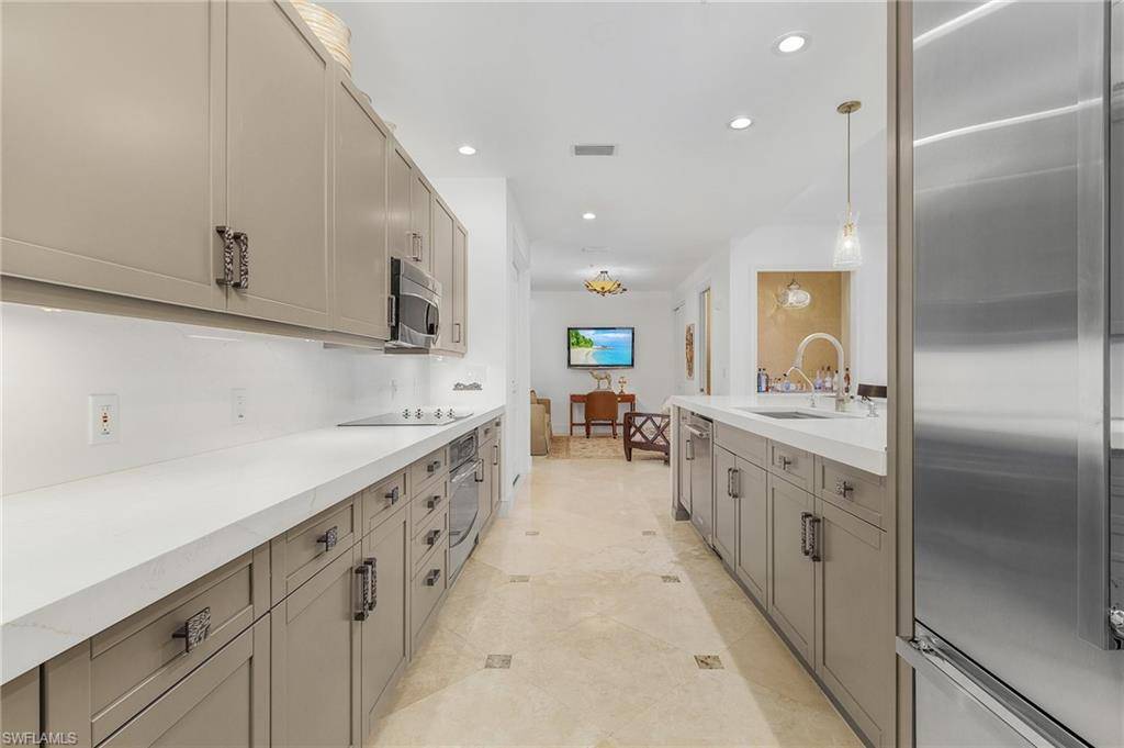 Naples, FL 34102,780 5th AVE S #3
