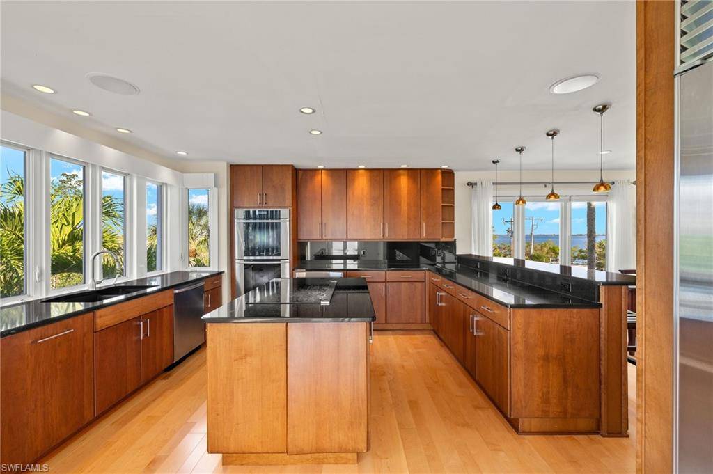 Sanibel, FL 33957,1581 San Carlos Bay DR