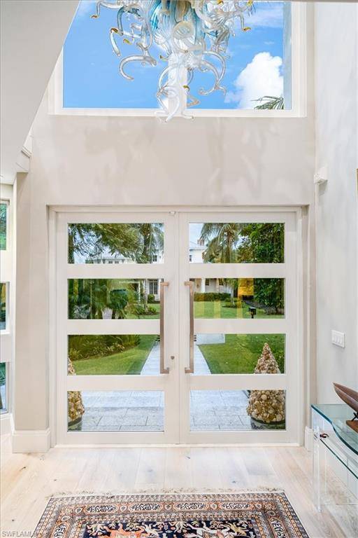 Naples, FL 34102,367 5th AVE N