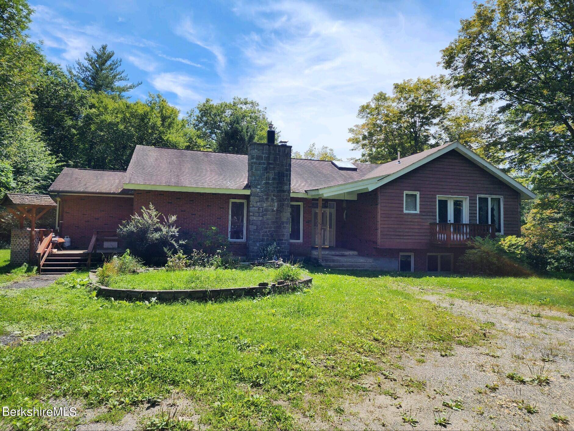 Tolland, MA 01034,132 North Rd