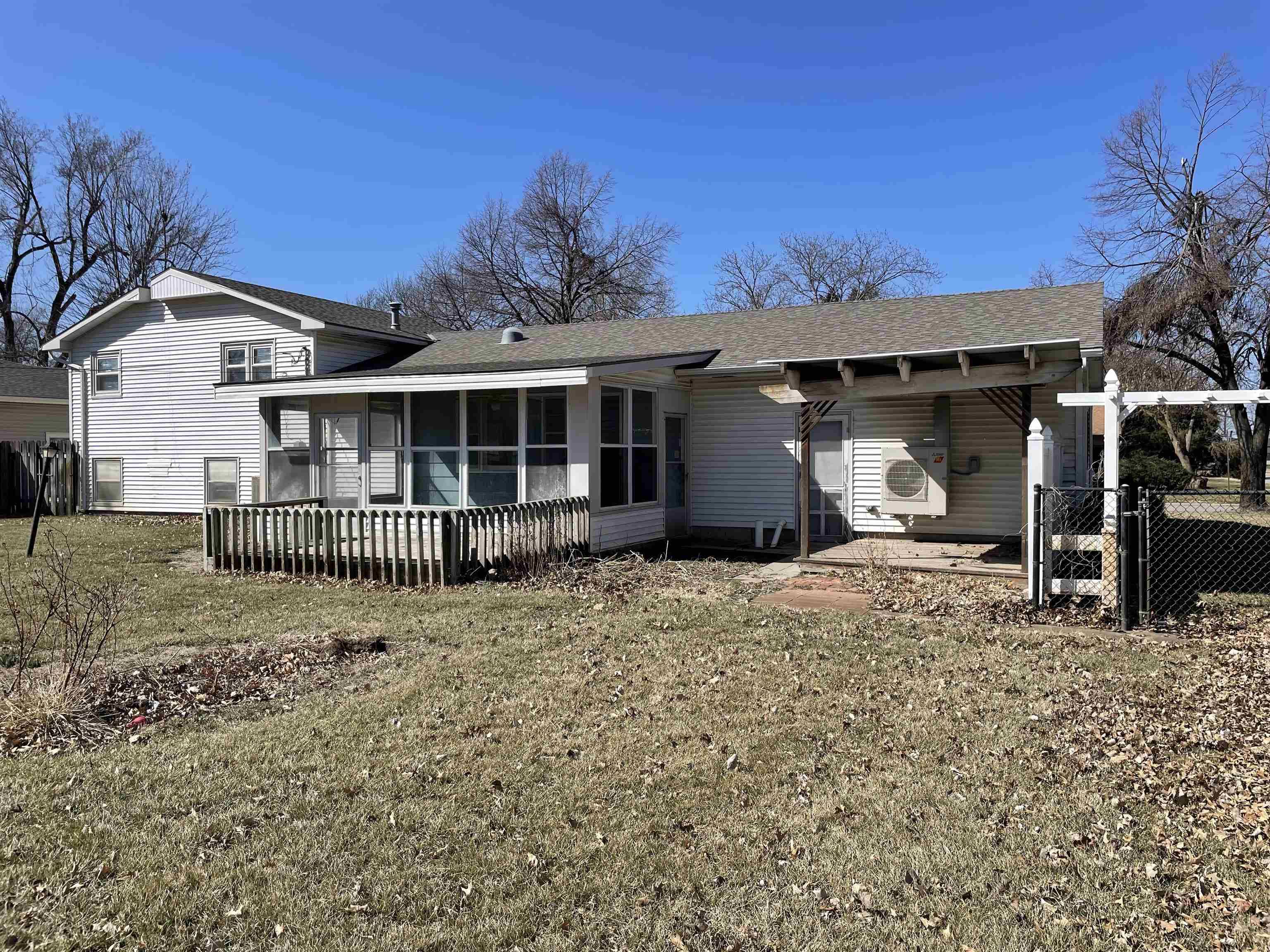 Halstead, KS 67056,300 Sweezy St