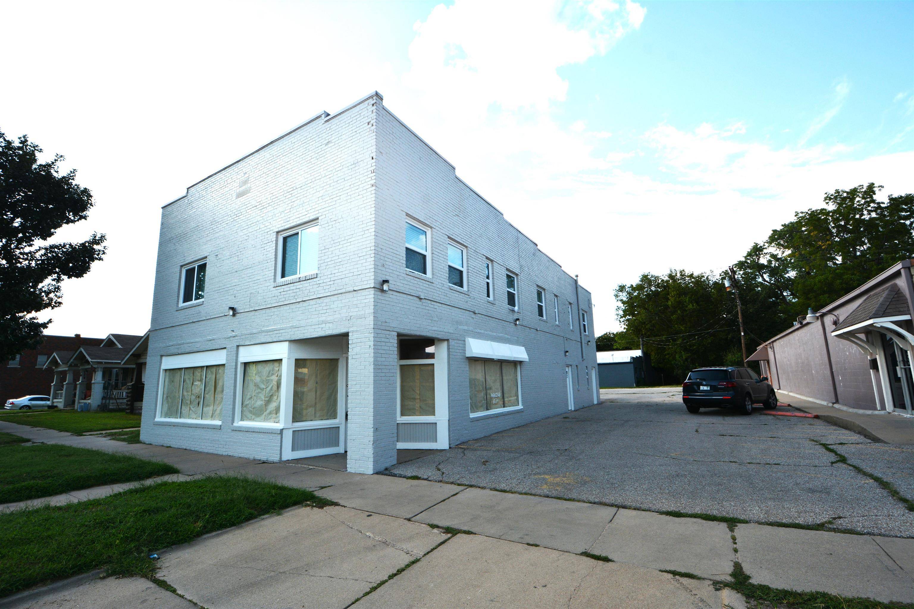 Wichita, KS 67203,1316 W Douglas Ave
