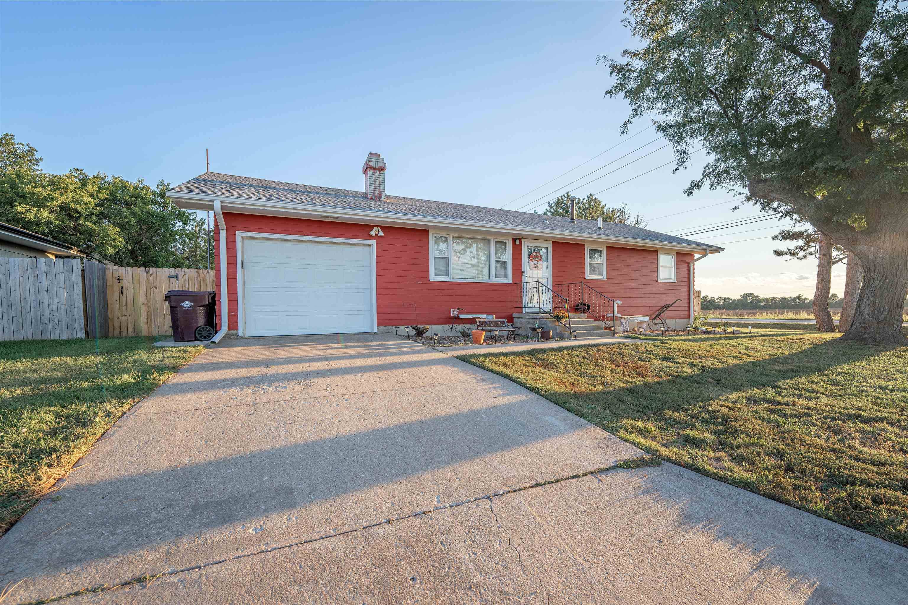 Lindsborg, KS 67456,715 W State St