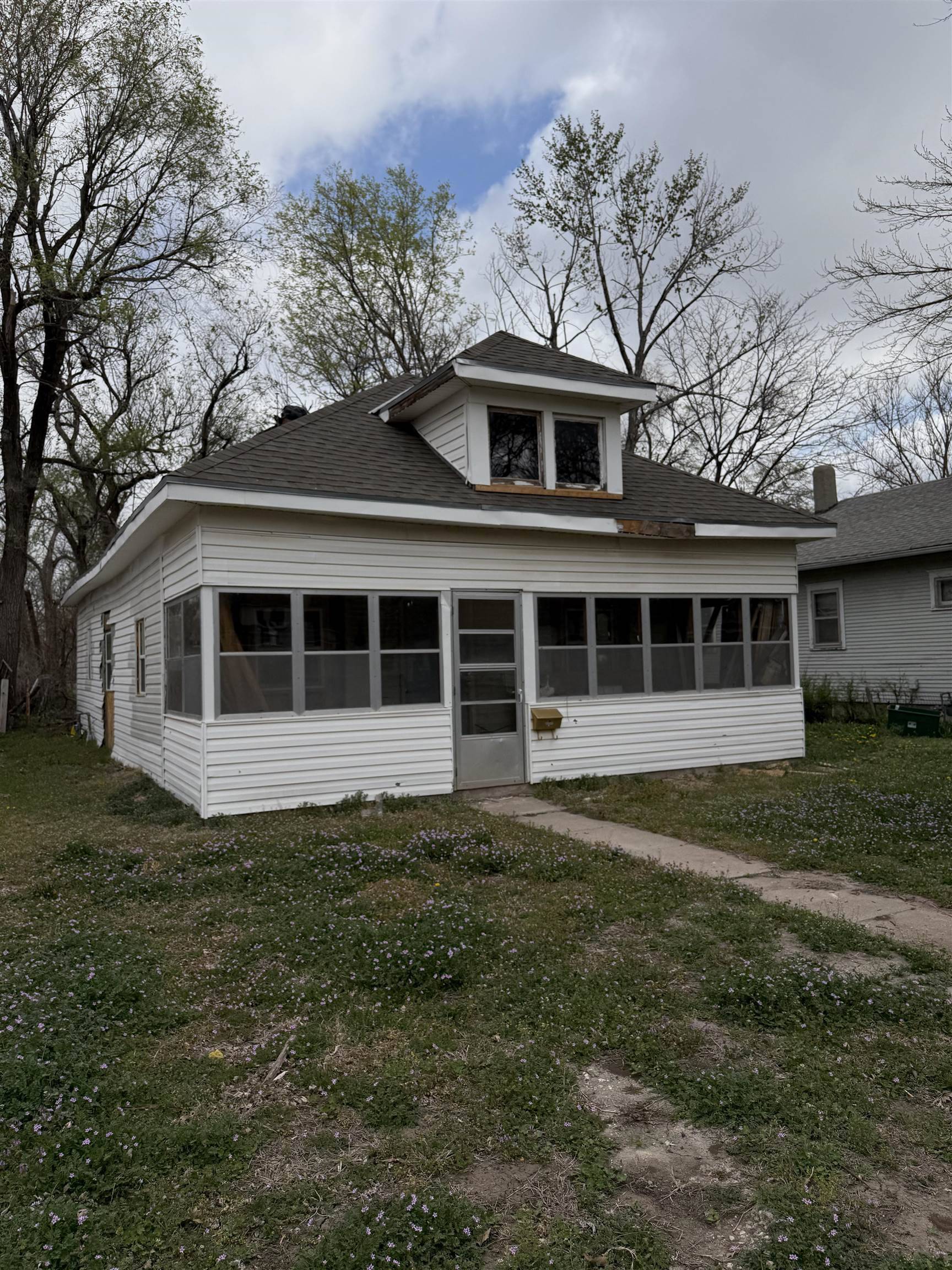 Hutchinson, KS 67501,724 E 1st Ave