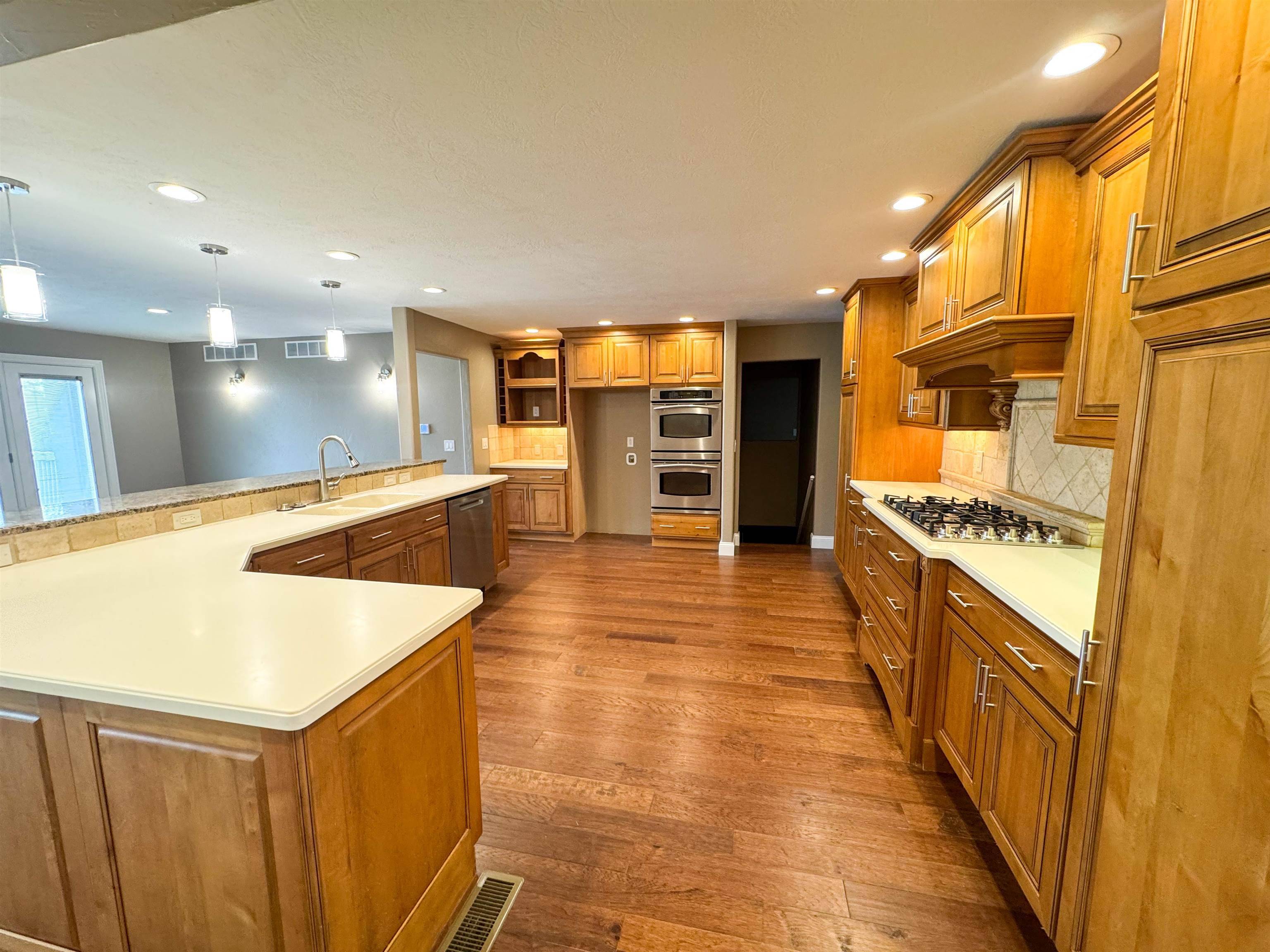 Salina, KS 67401,225 W Rafter
