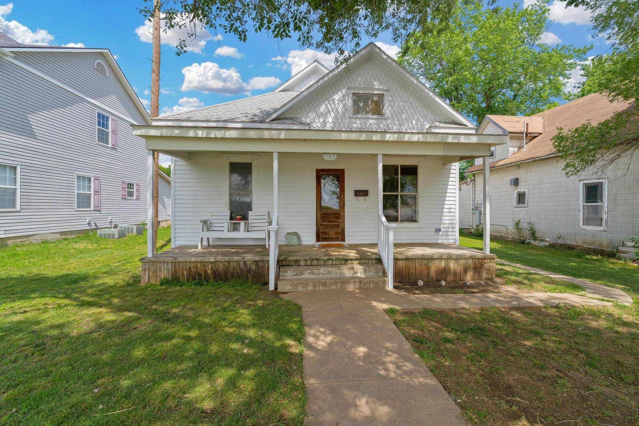 Wellington, KS 67152,721 N F St