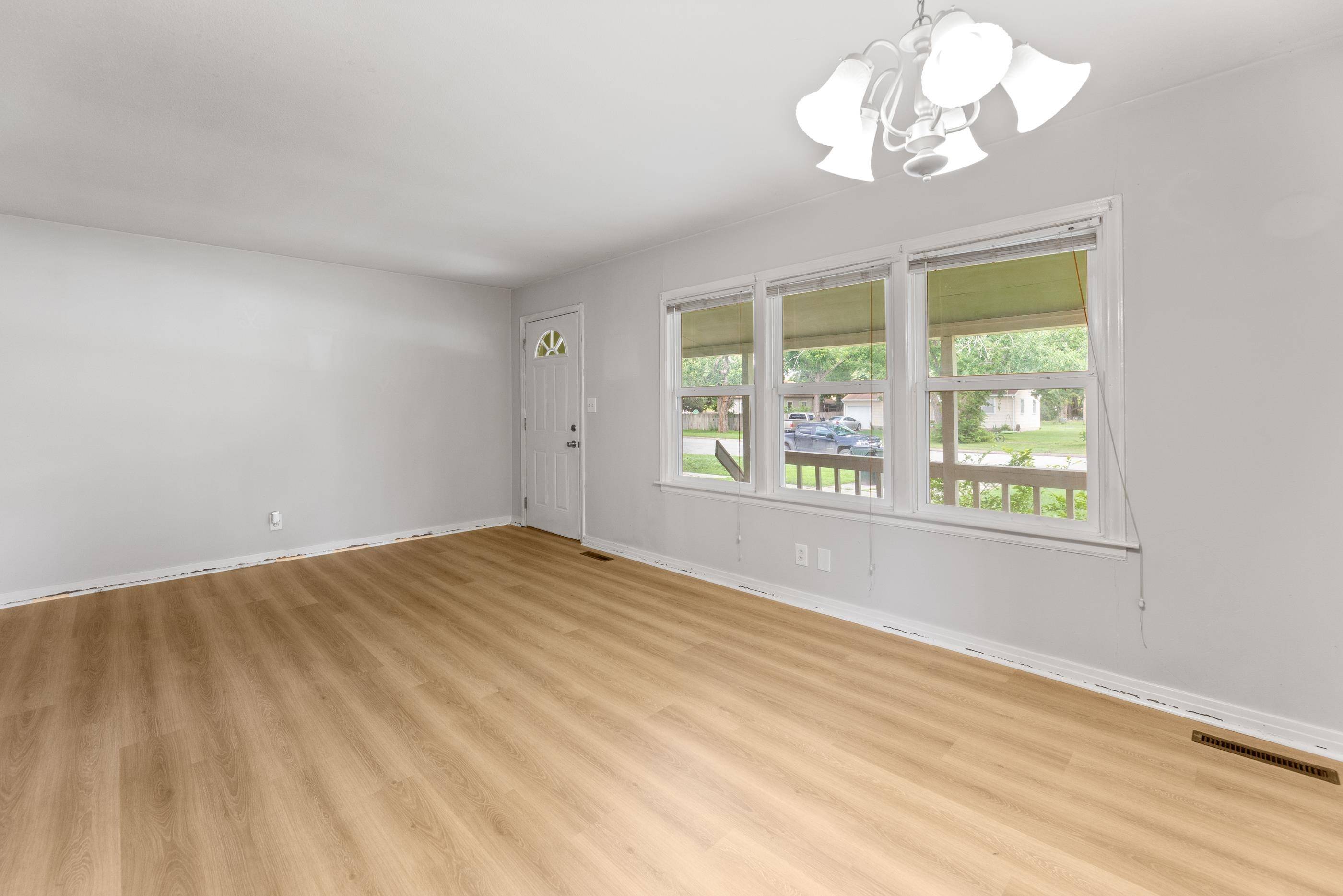 Halstead, KS 67056,215 Spruce