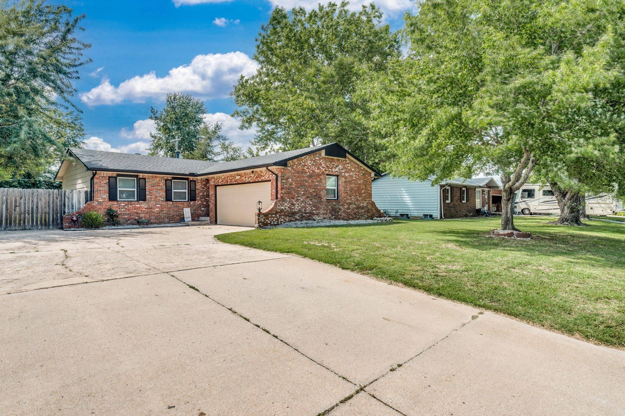 Haysville, KS 67060,327 N James Ave