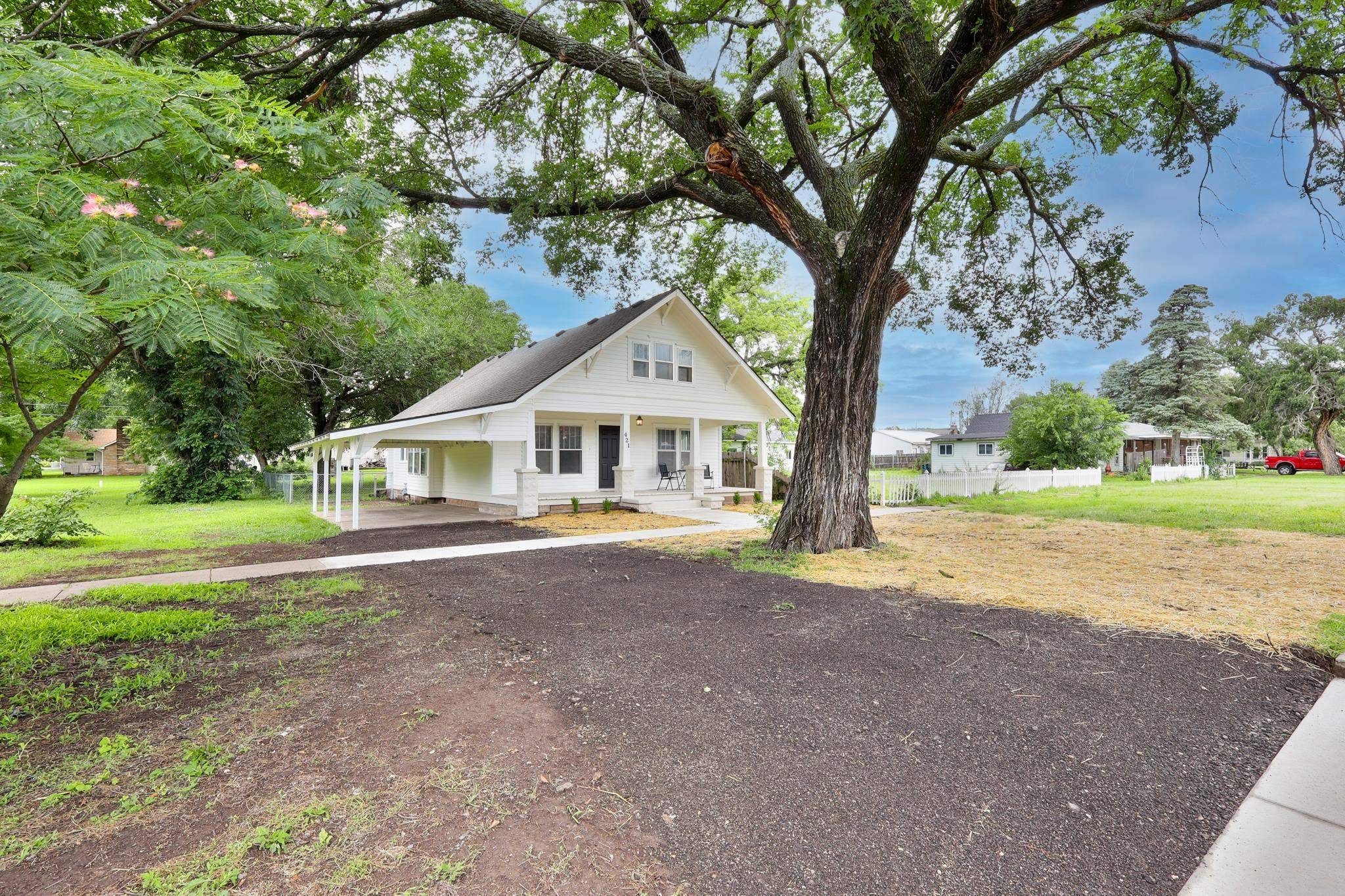 Douglass, KS 67039,421 S Walnut St