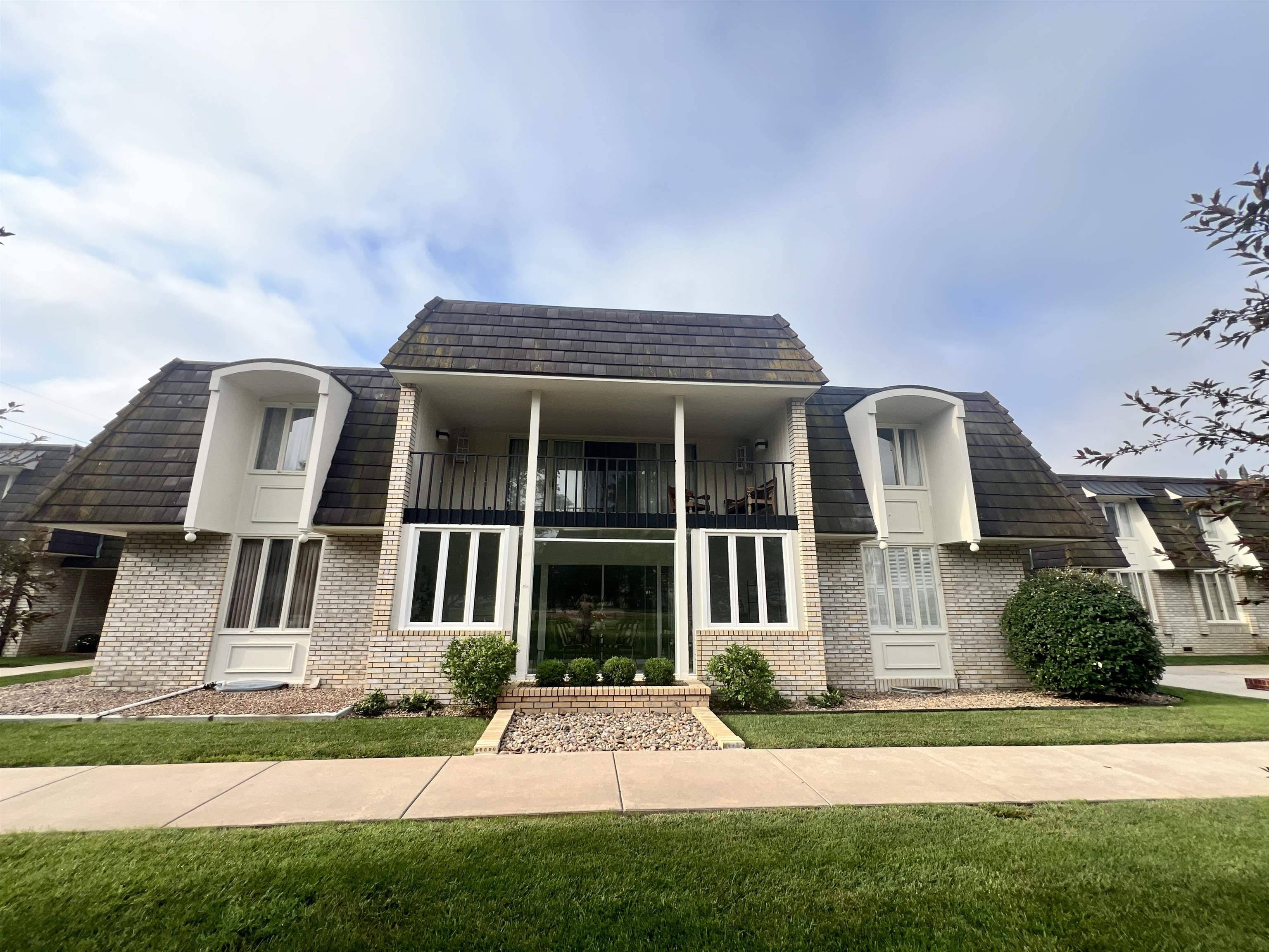 Wichita, KS 67206,7077 E Central Ave Apt 20