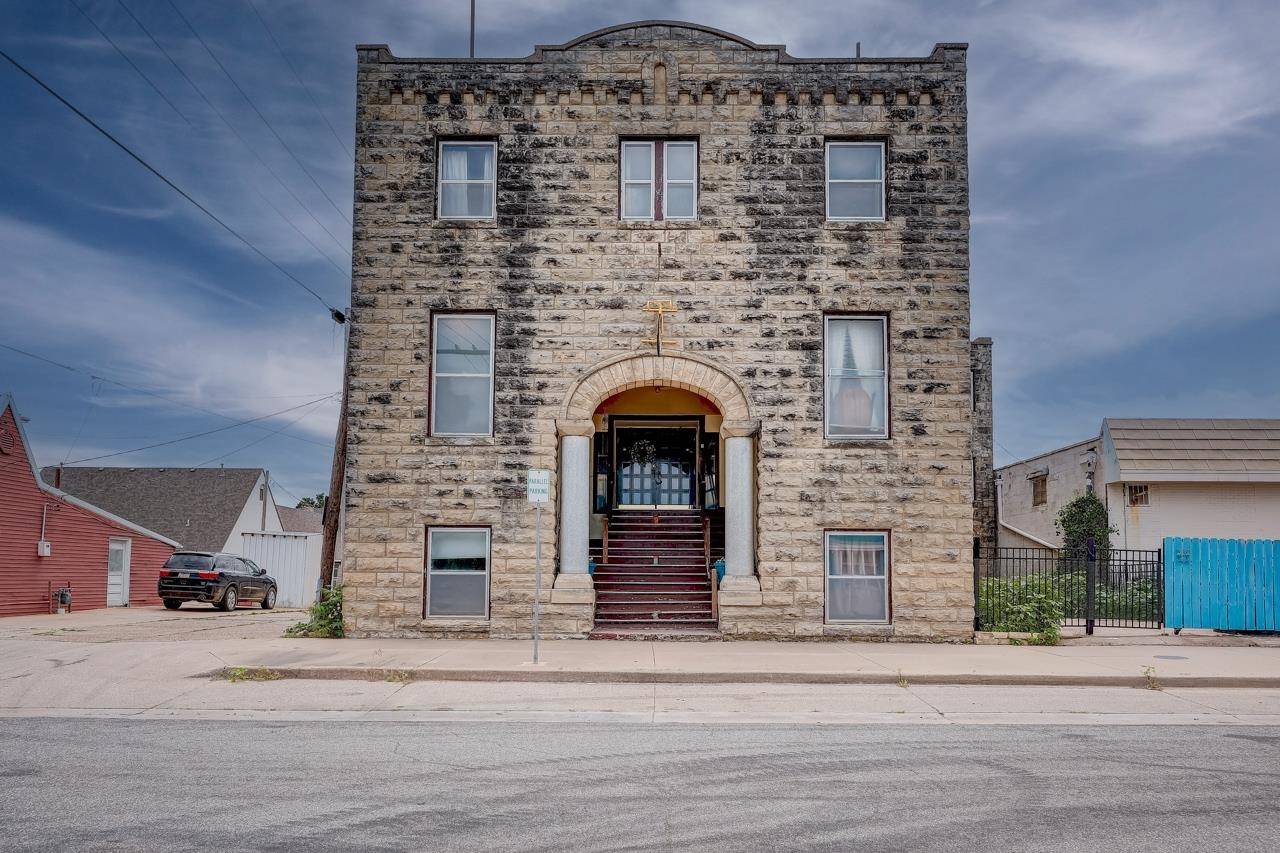 Arkansas City, KS 67005,107 E 7th Avenue