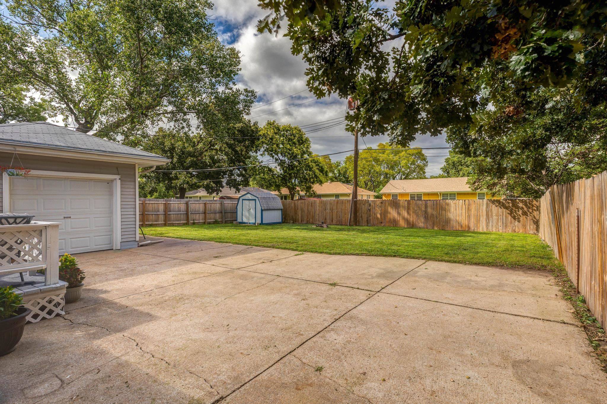 Salina, KS 67401,813 E Claflin Ave