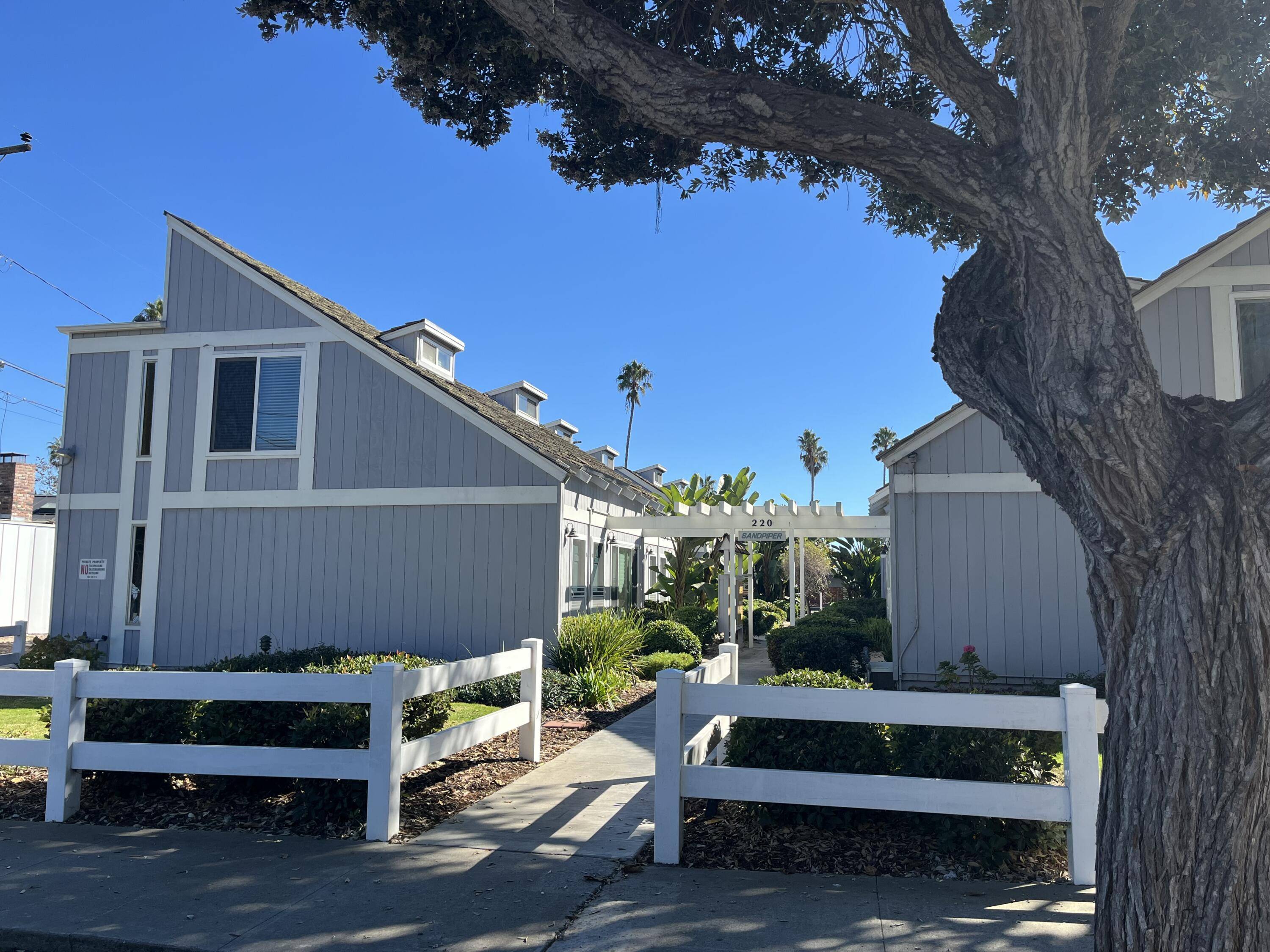 Carpinteria, CA 93013,220 Elm AVE Avenue