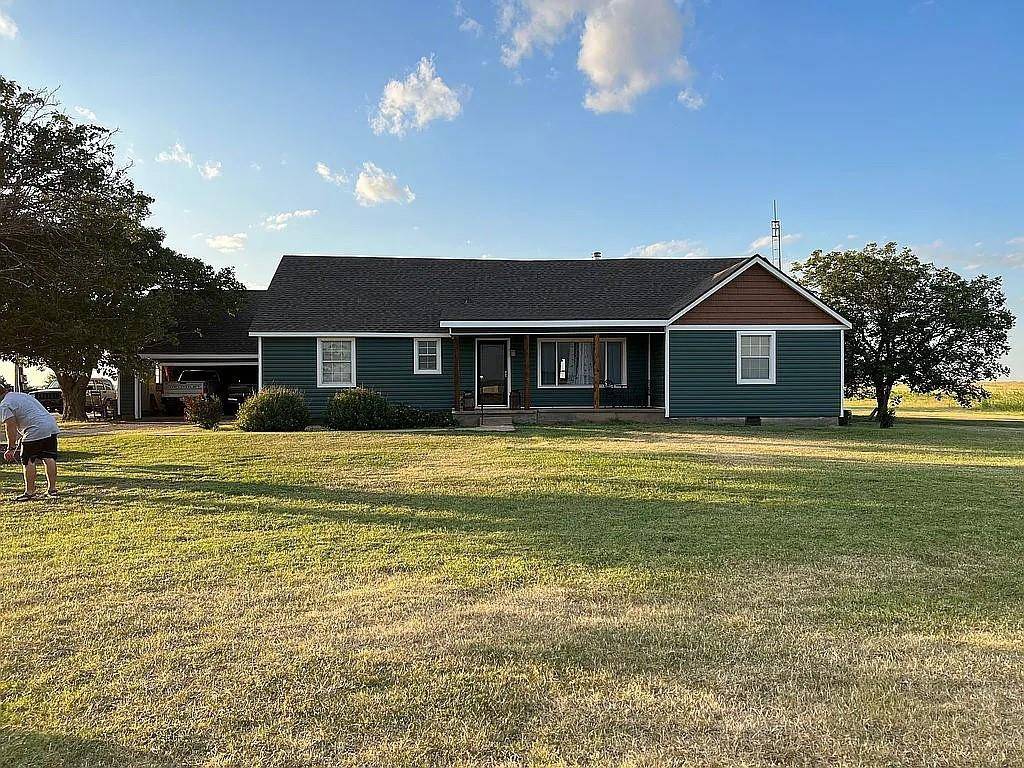 Lone Wolf, OK 73655,21113 S 1400 RD
