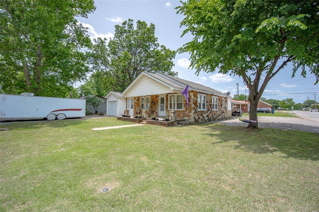 Lindsay, OK 73052,502 SE 2nd ST