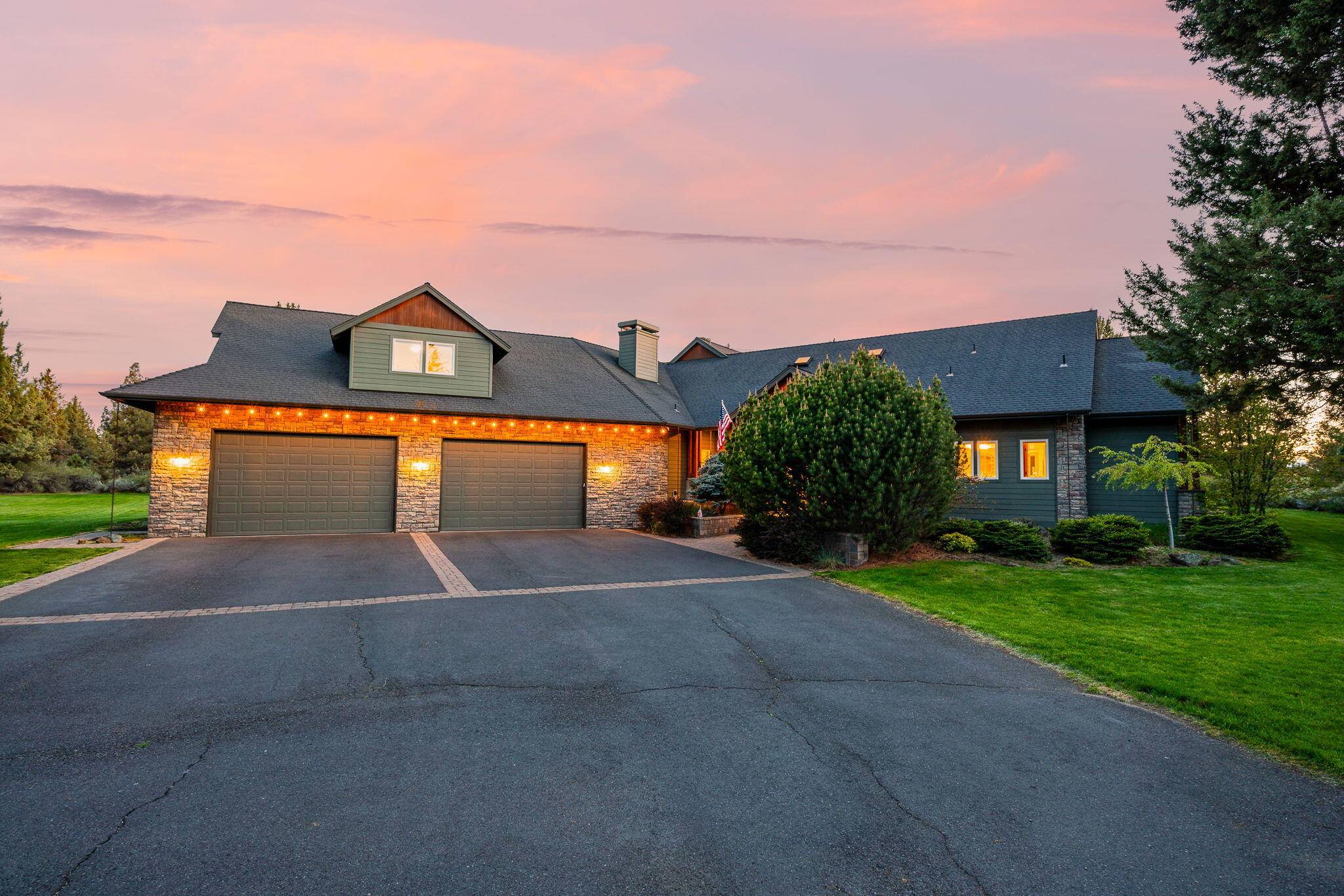 Bend, OR 97701,20960 Royal Oak CIR