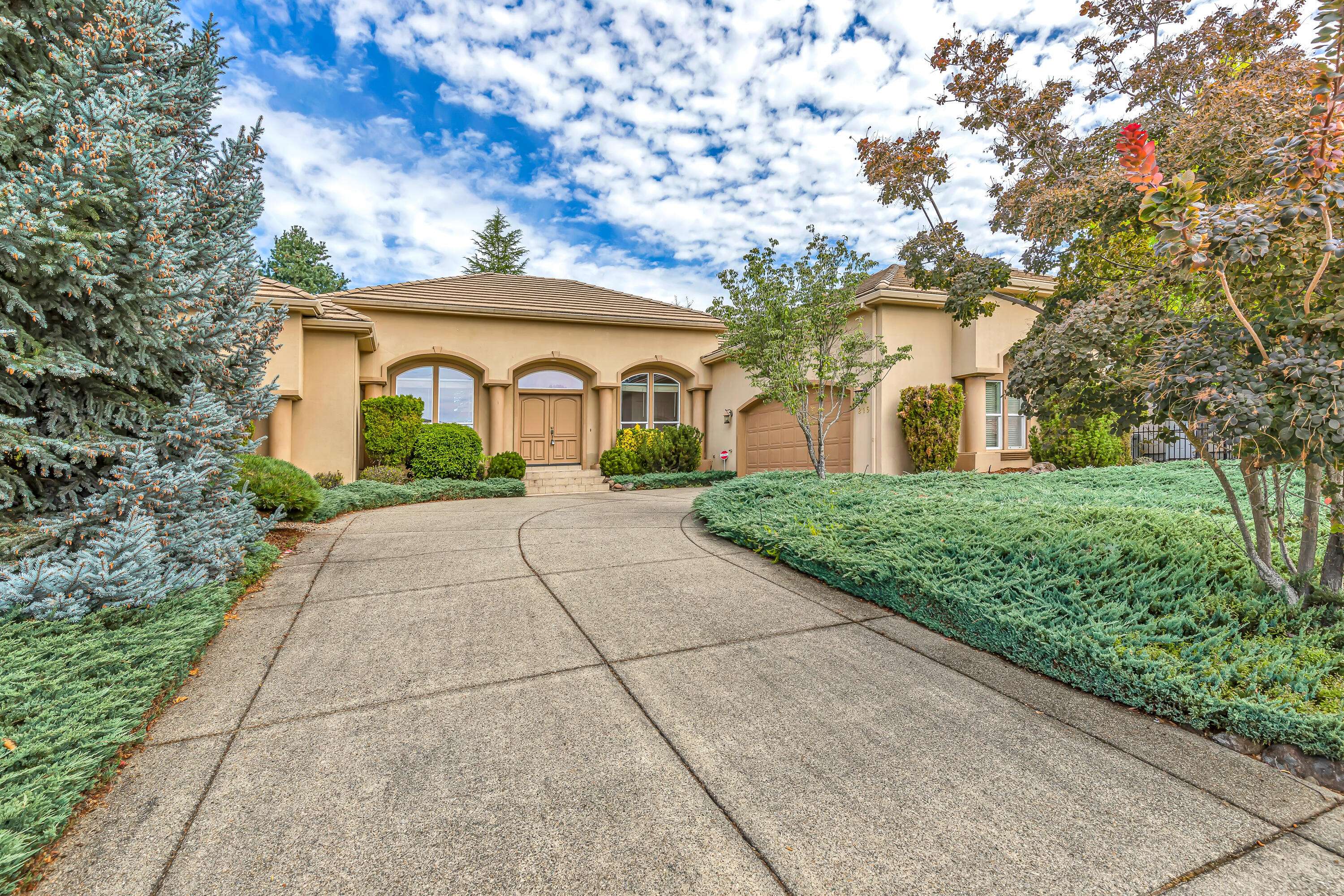 Eagle Point, OR 97524,215 Pine Lake DR