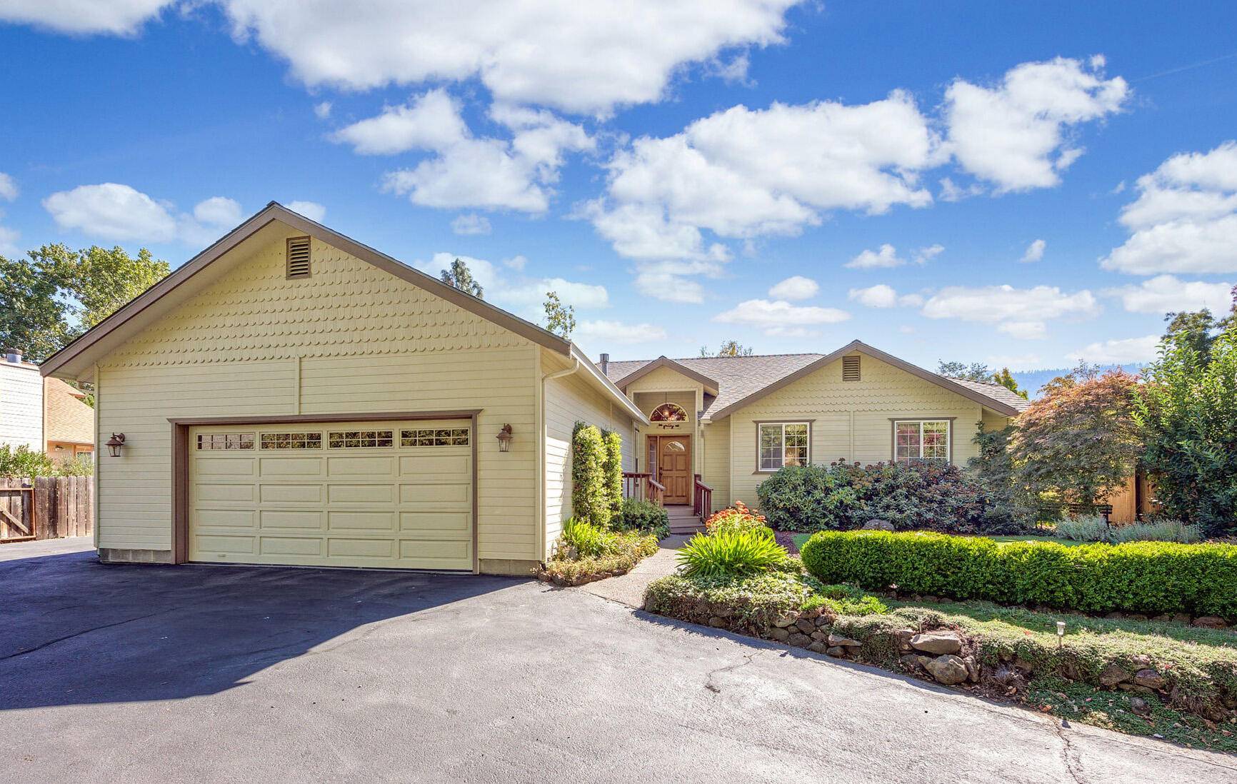 Ashland, OR 97520,752 Capella CIR