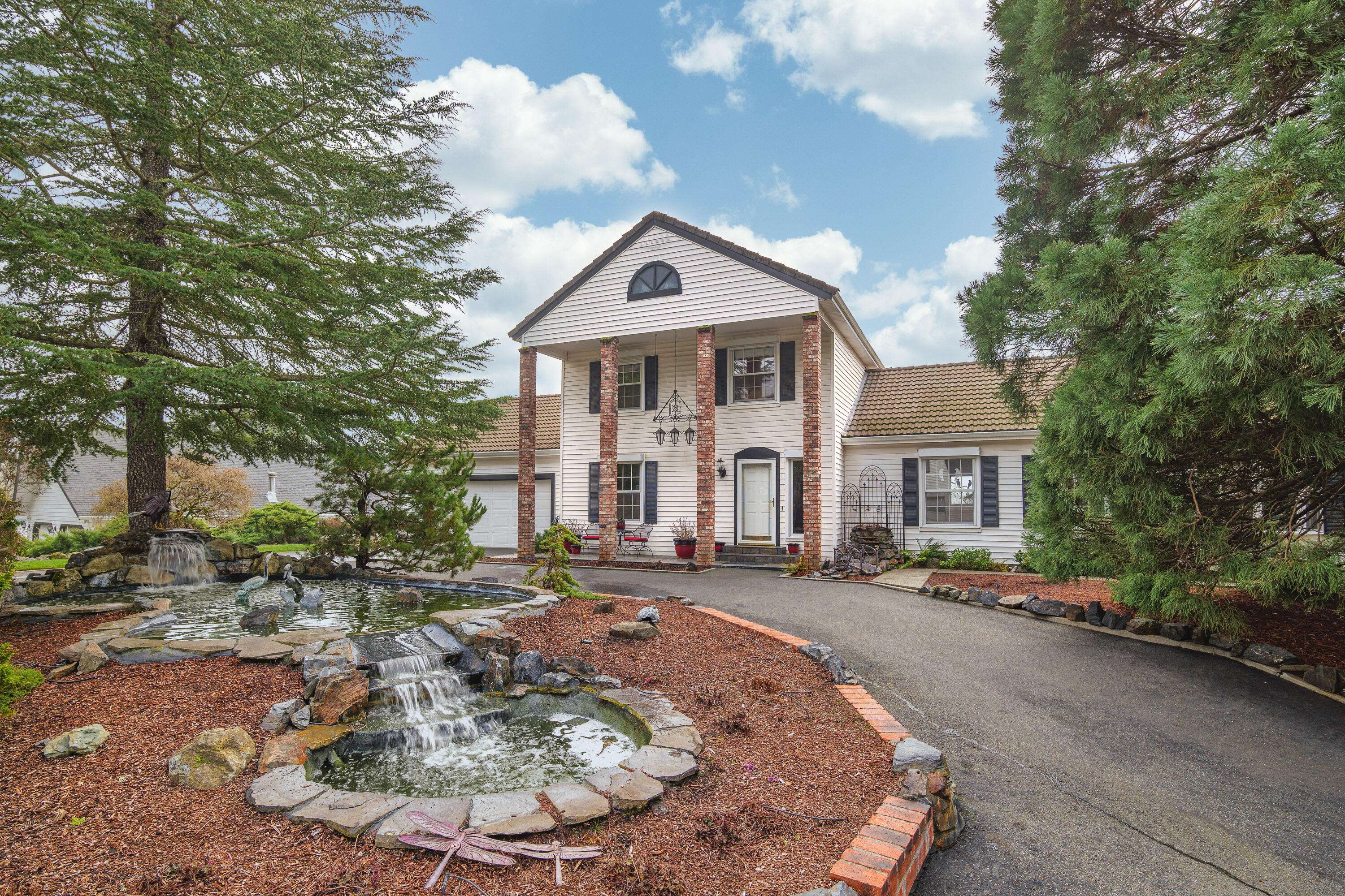 Grants Pass, OR 97526,575 Country Aire DR