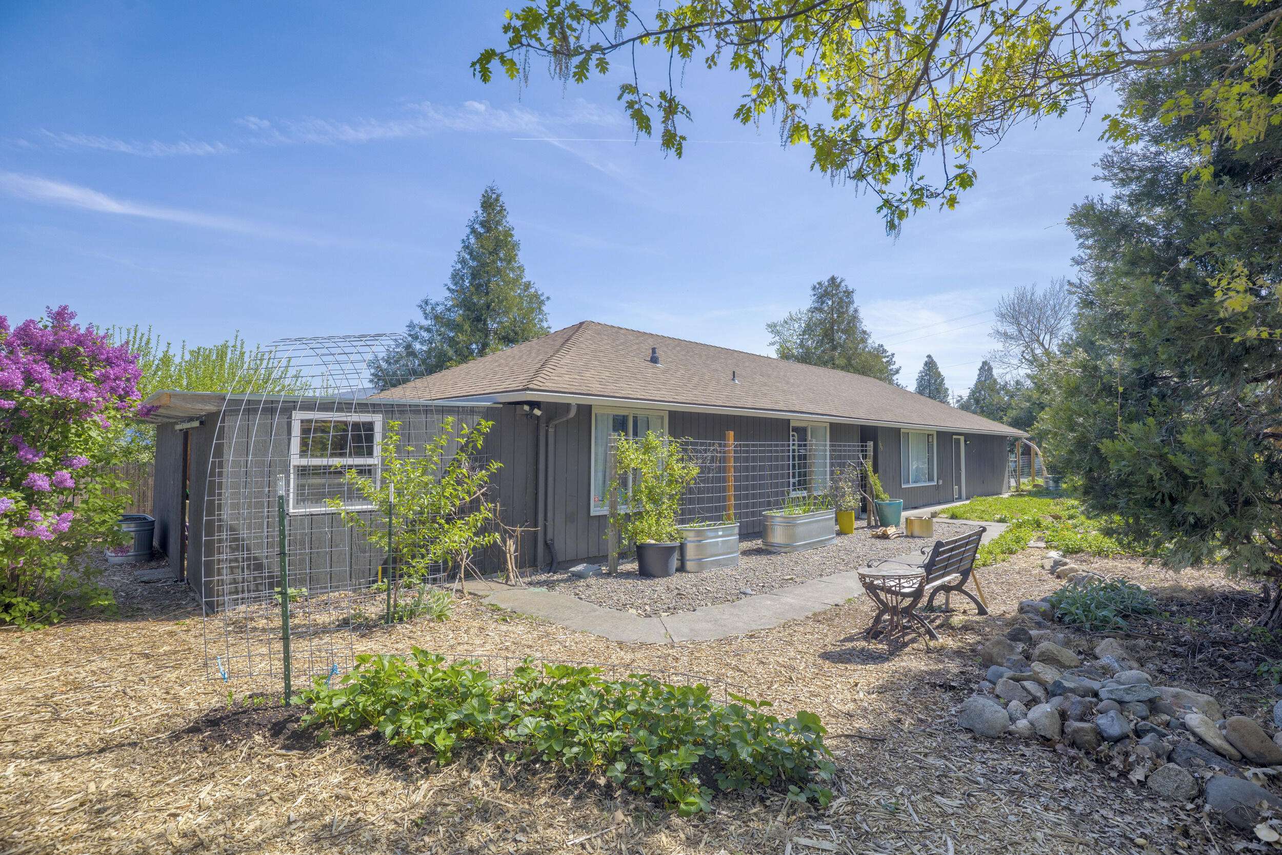 Phoenix, OR 97535,908 Rose ST