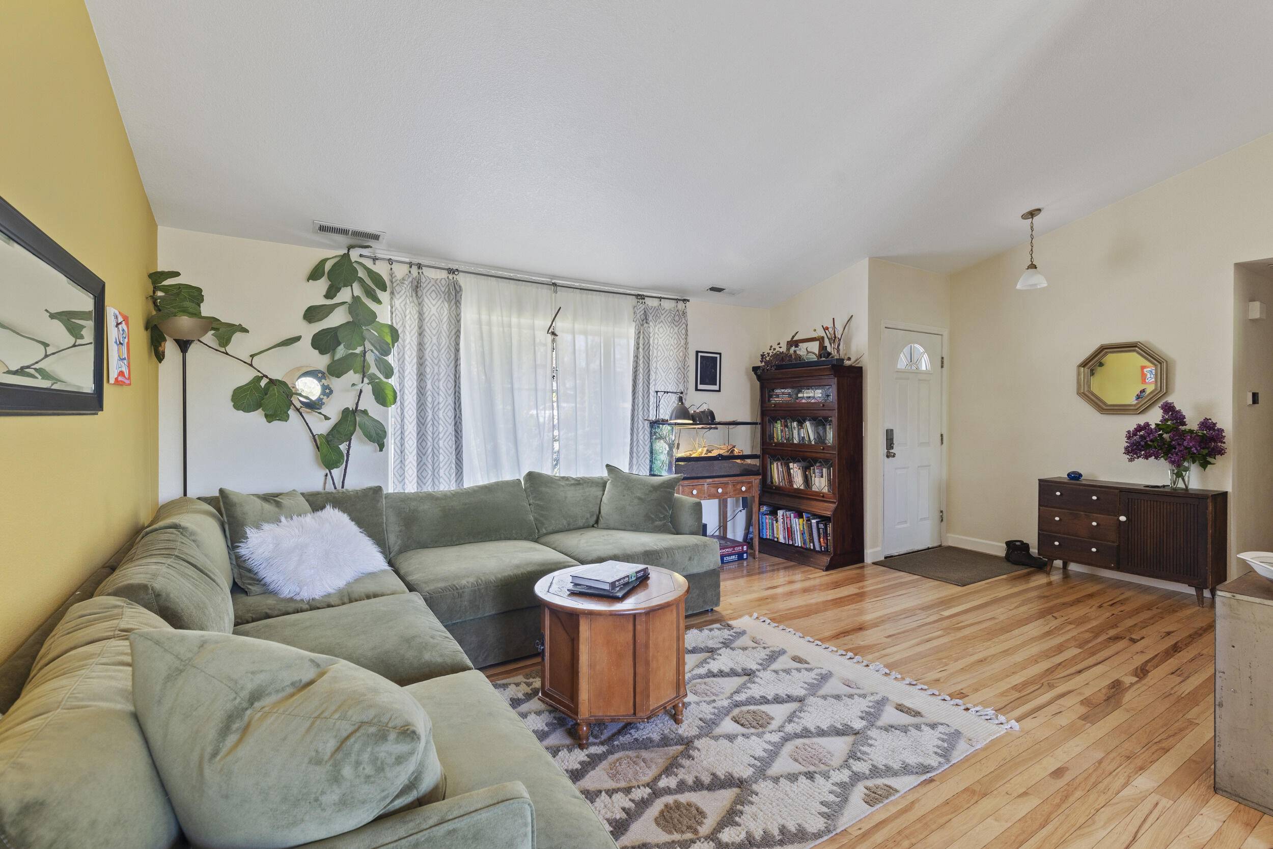 Phoenix, OR 97535,908 Rose ST
