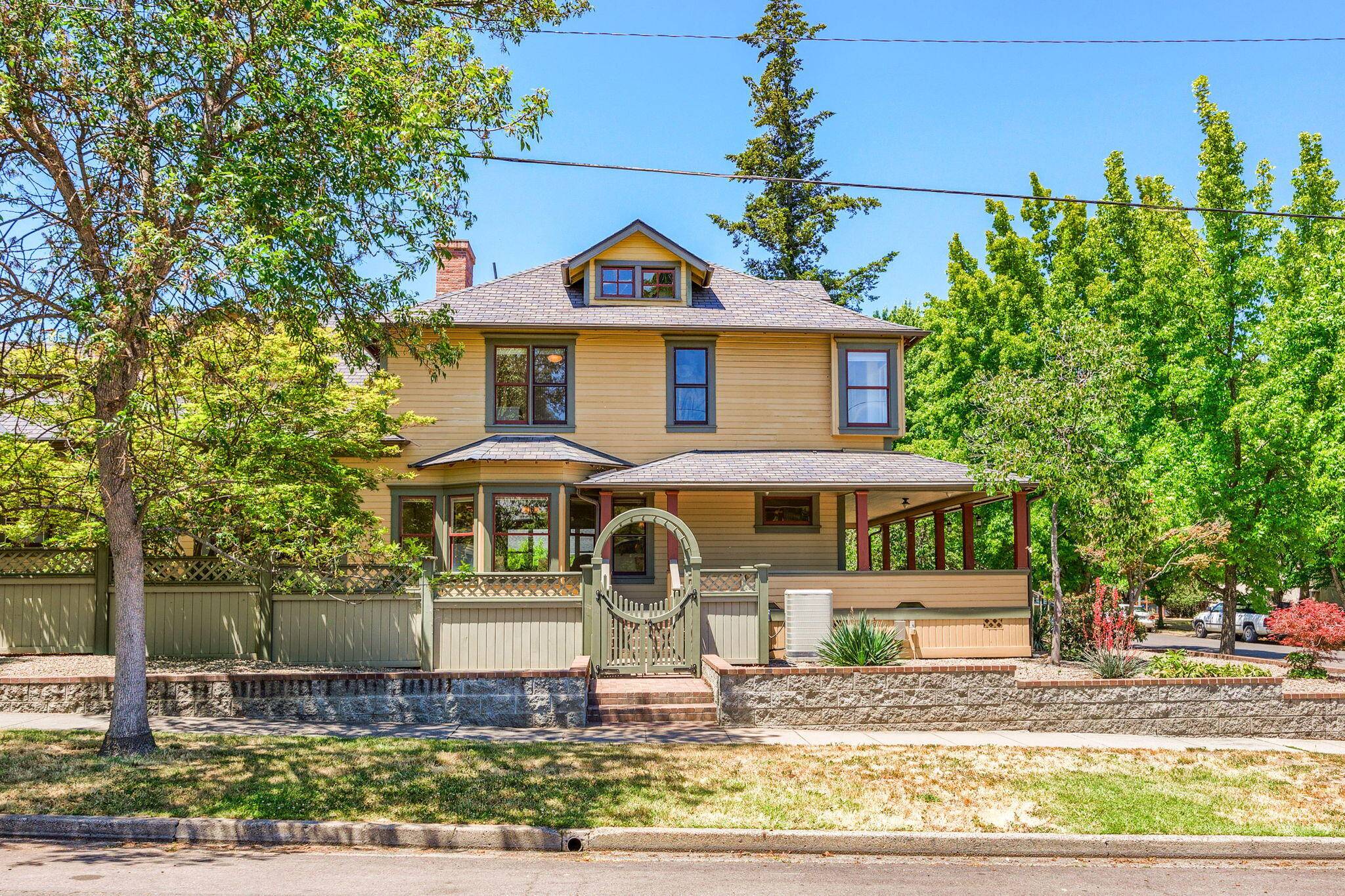 Ashland, OR 97520,586 B ST