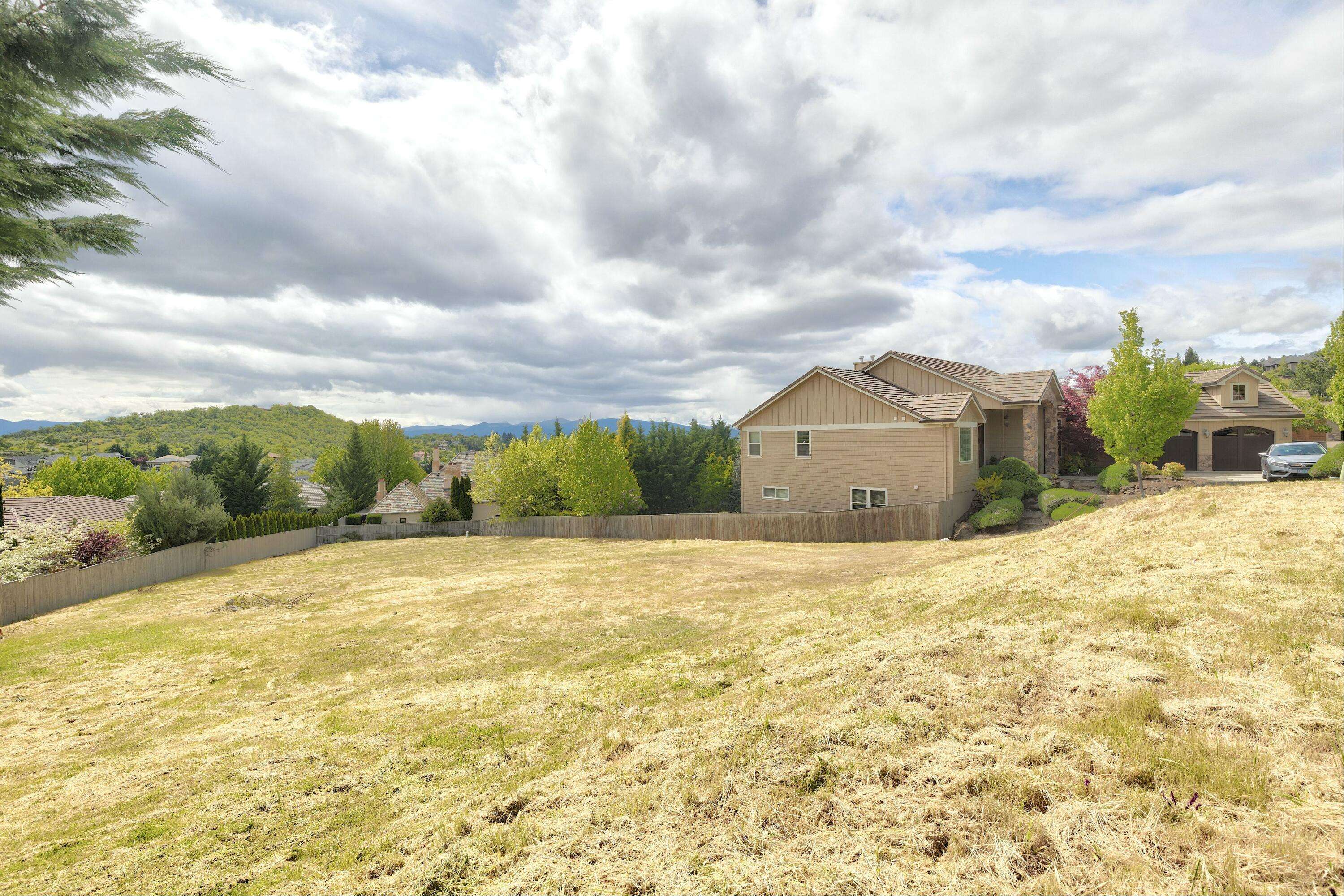 Medford, OR 97504,5633 Fallbrook LN