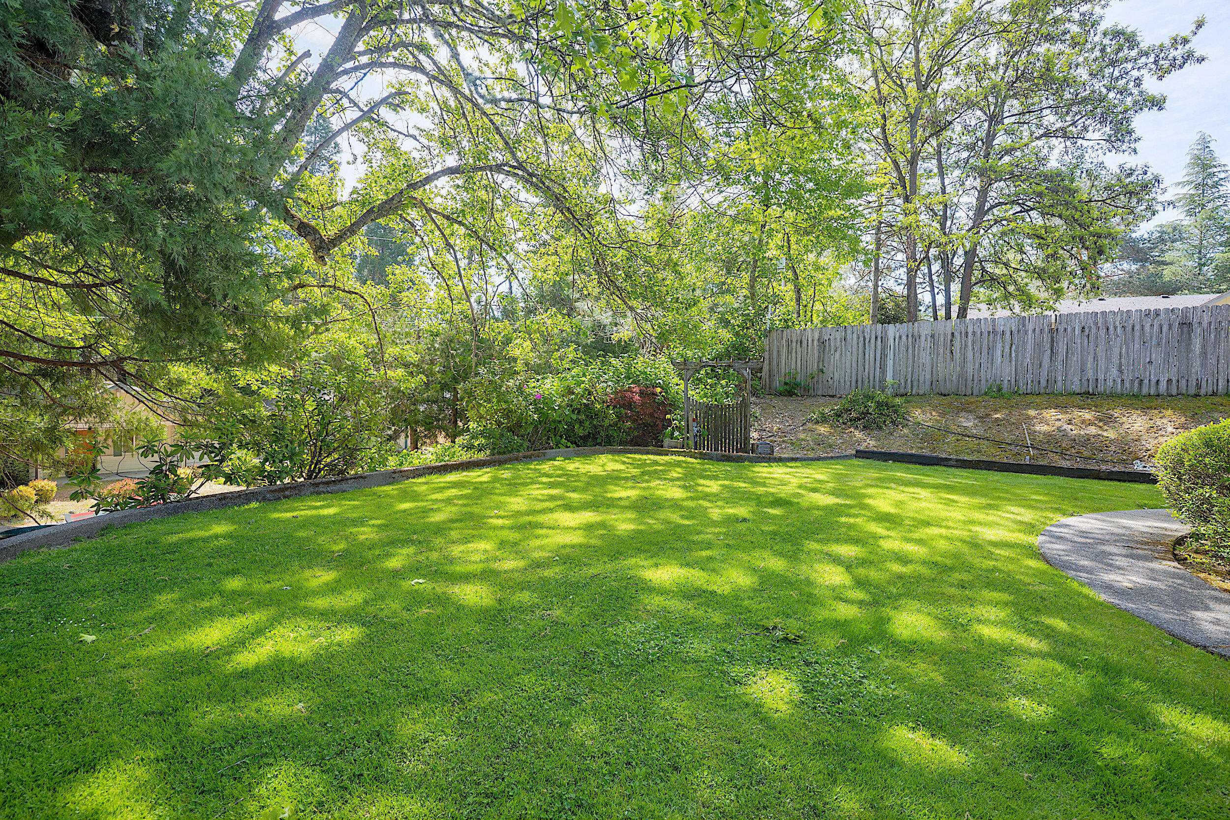 Grants Pass, OR 97526,1543 B ST