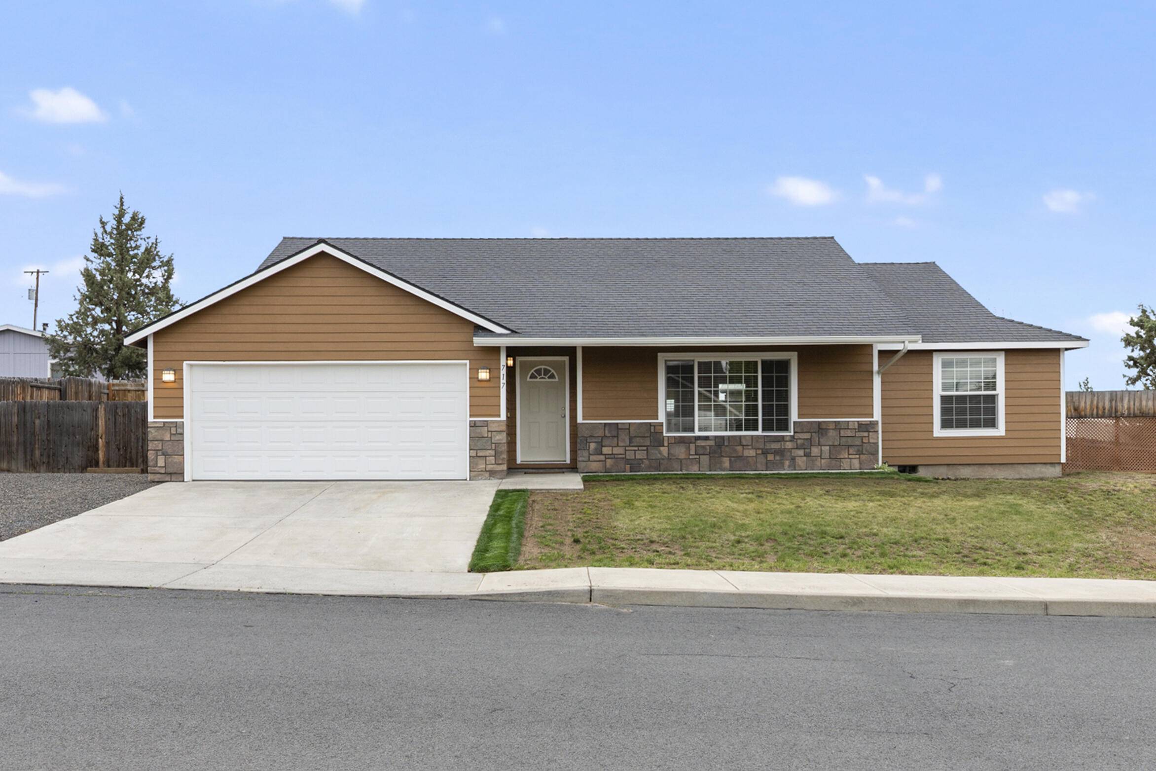 Madras, OR 97741,717 CROSS LN