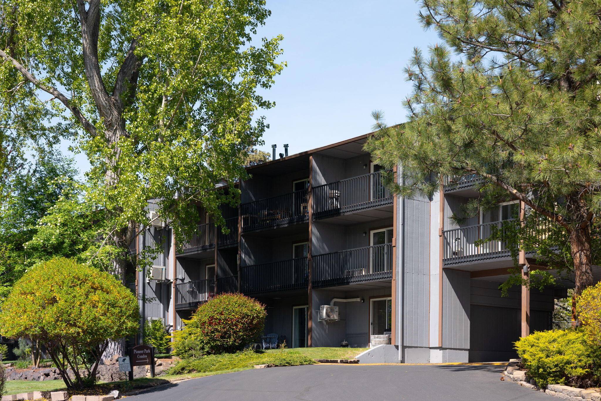Bend, OR 97703,1565 Wall ST #136-137